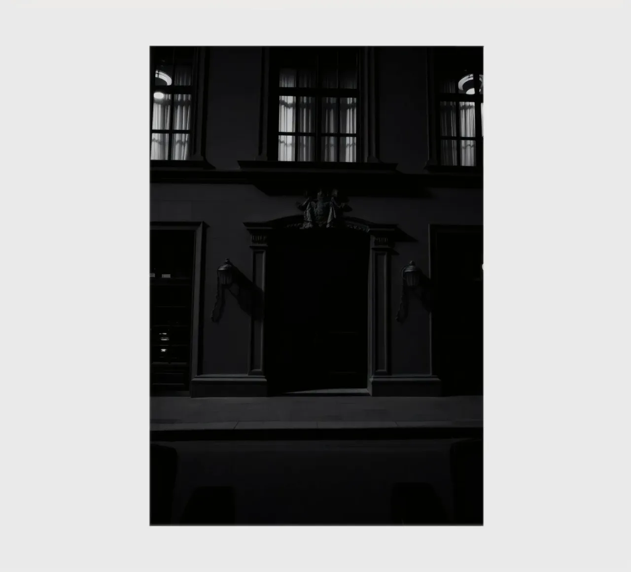 Ombre all'ingresso di un edificio storico di notte diario da DesignDoodle