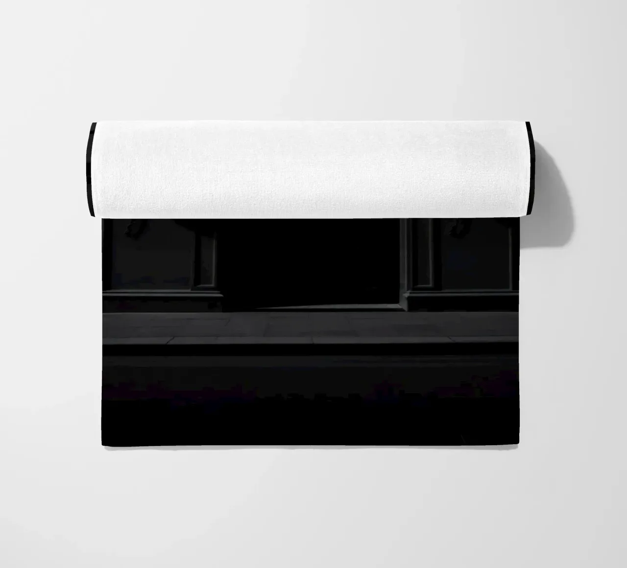 Ombre all'ingresso di un edificio storico di notte telo mare da DesignDoodle