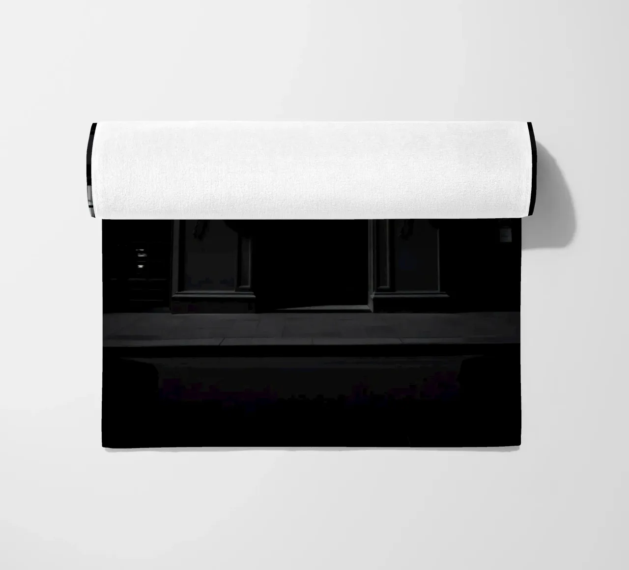 Ombre all'ingresso di un edificio storico di notte telo mare da DesignDoodle