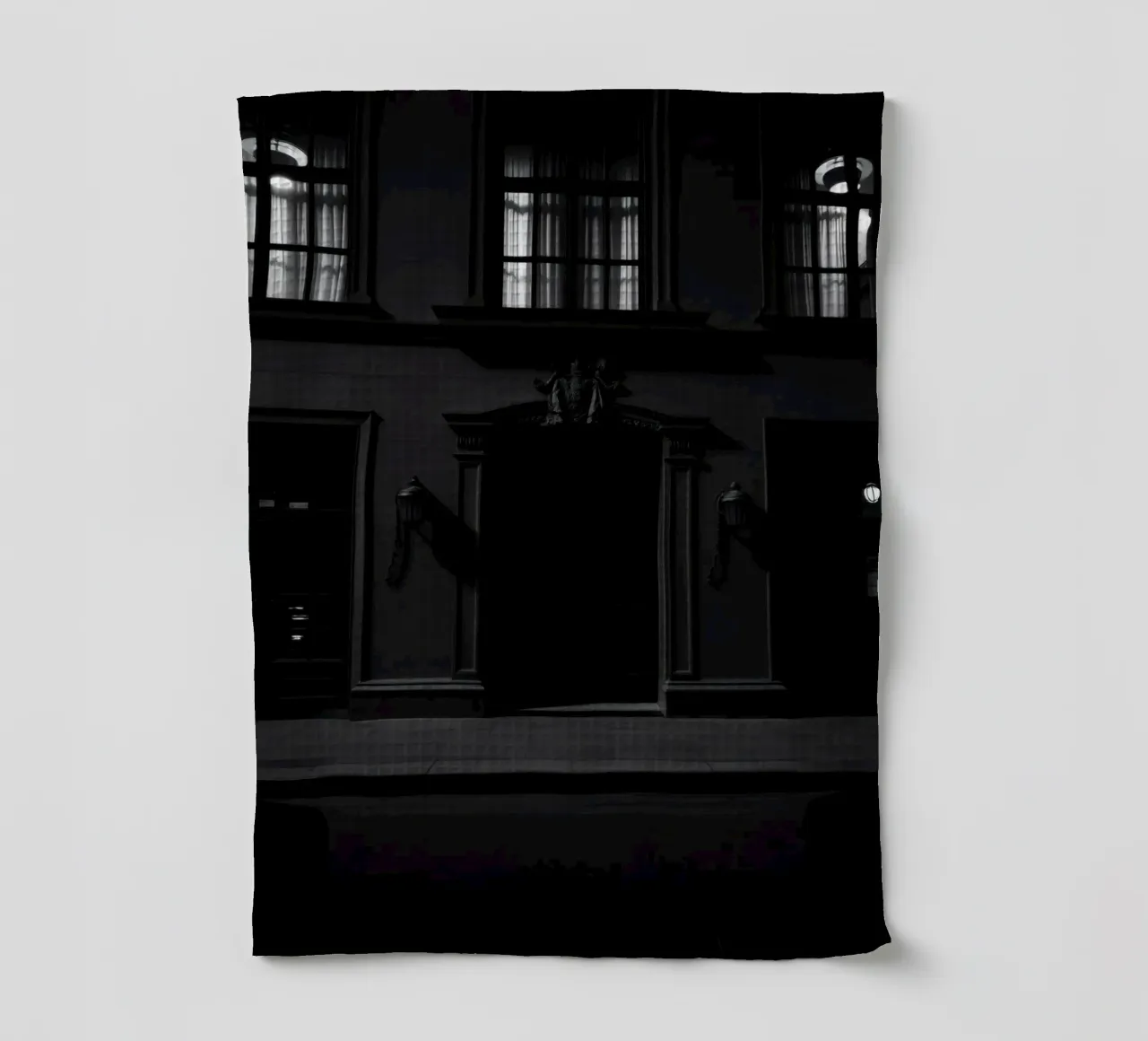 Ombre all'ingresso di un edificio storico di notte canovaccio da cucina da DesignDoodle