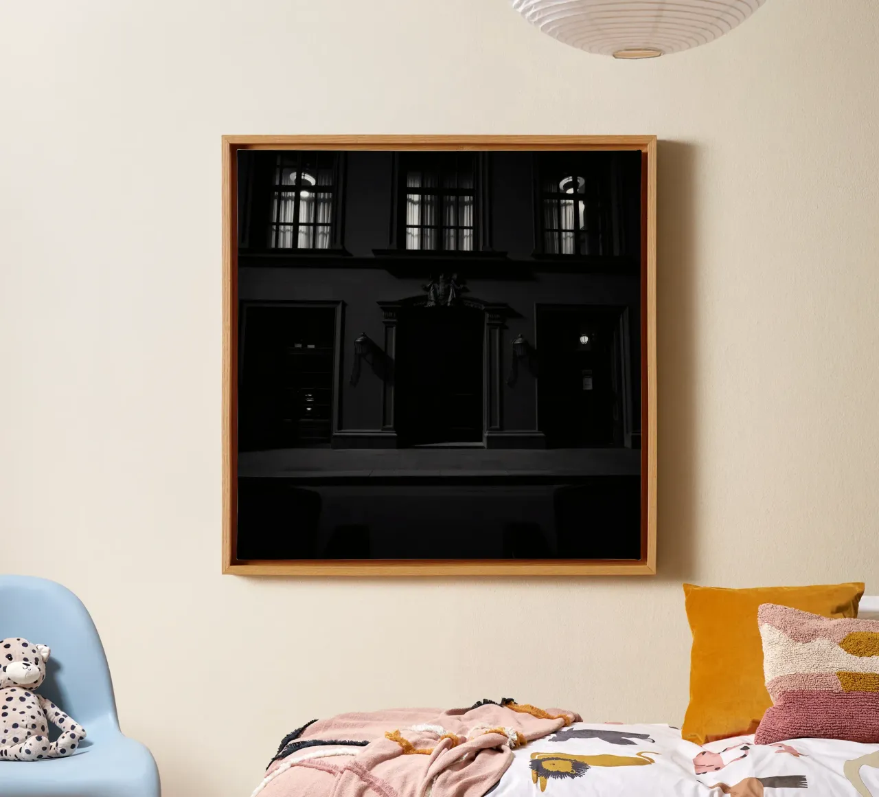 Ombre all'ingresso di un edificio storico di notte tela con Cornice a cassetta da DesignDoodle