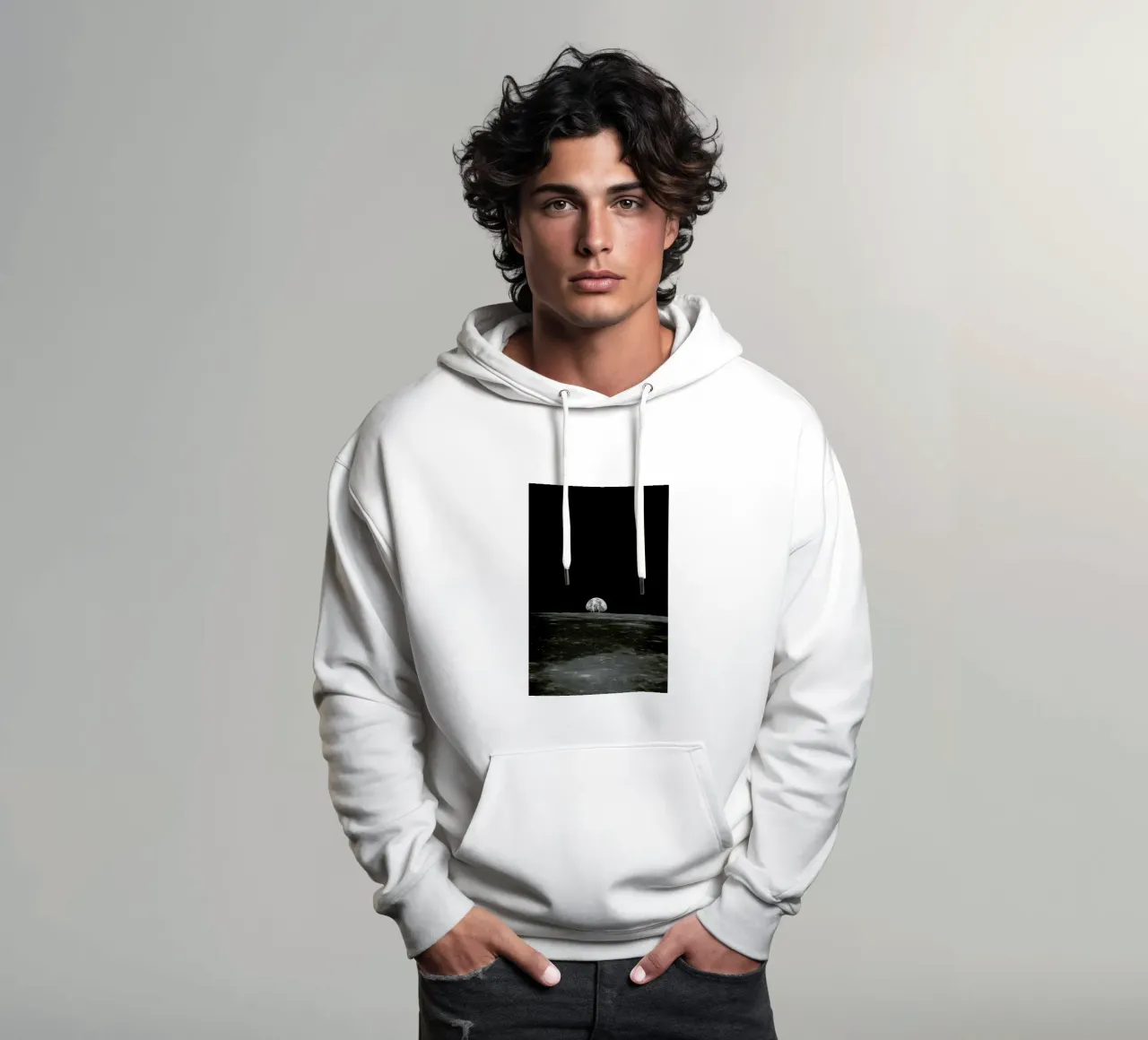 Earth Rising Over Moon's Horizon II felpa con cappuccio da Vintage by JUNIQE
