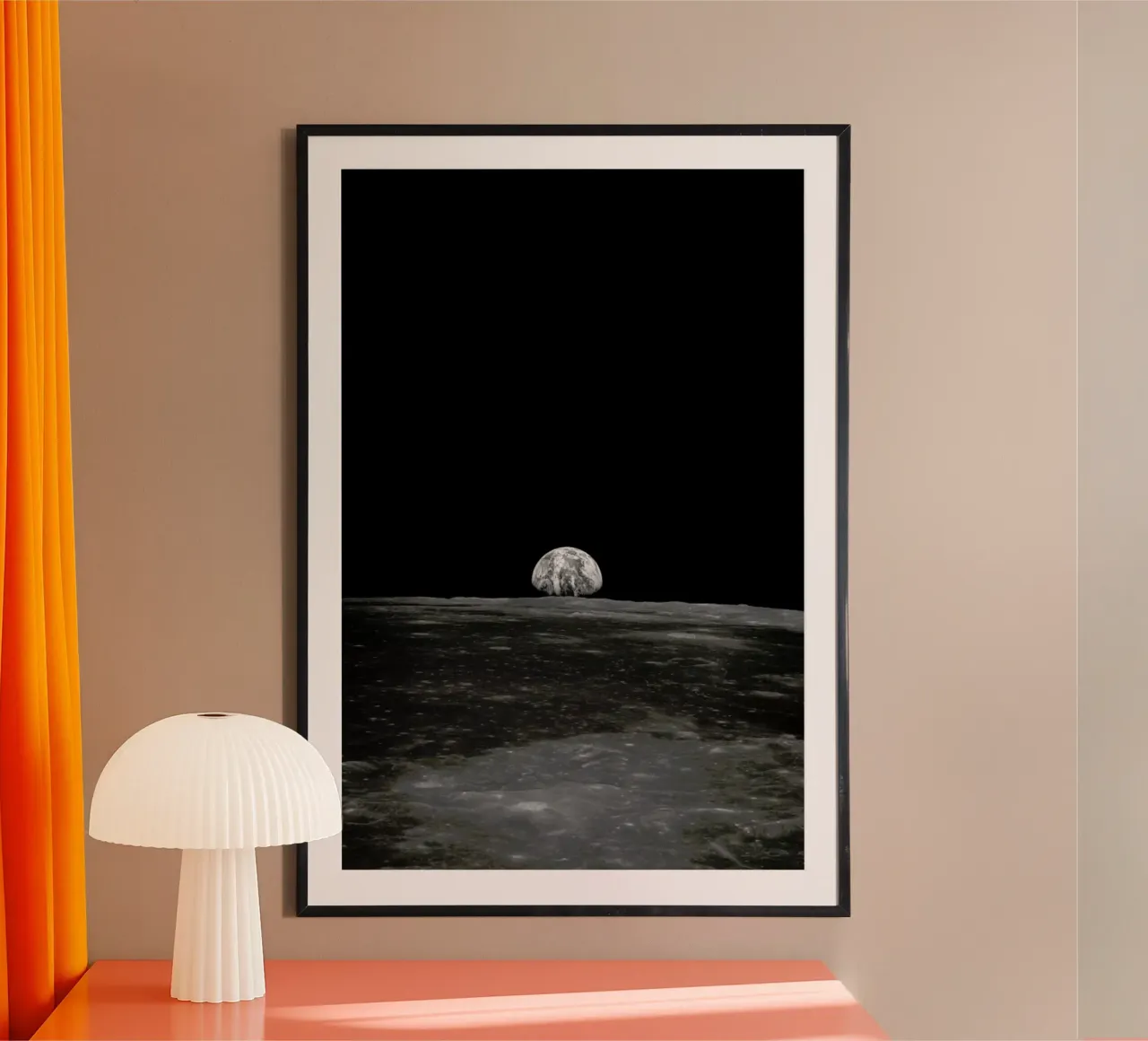 Earth Rising Over Moon's Horizon II poster con telaio in alluminio da Vintage by JUNIQE
