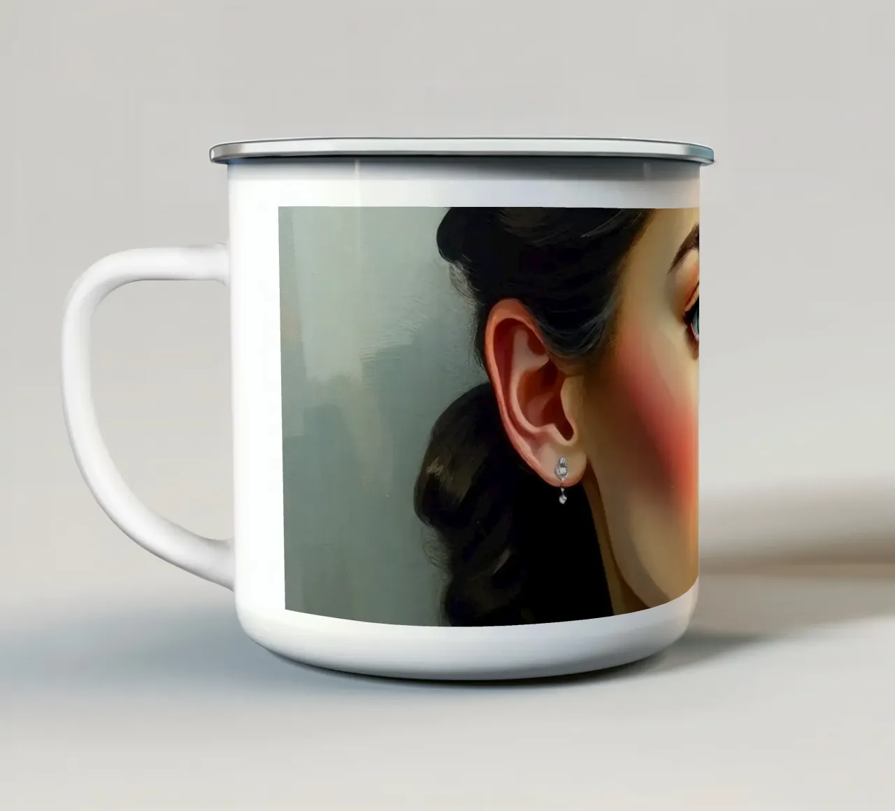 donna dai penetranti occhi azzurri e dai lineamenti morbidi in un abito neutro. tazza in smalto da DesignDoodle