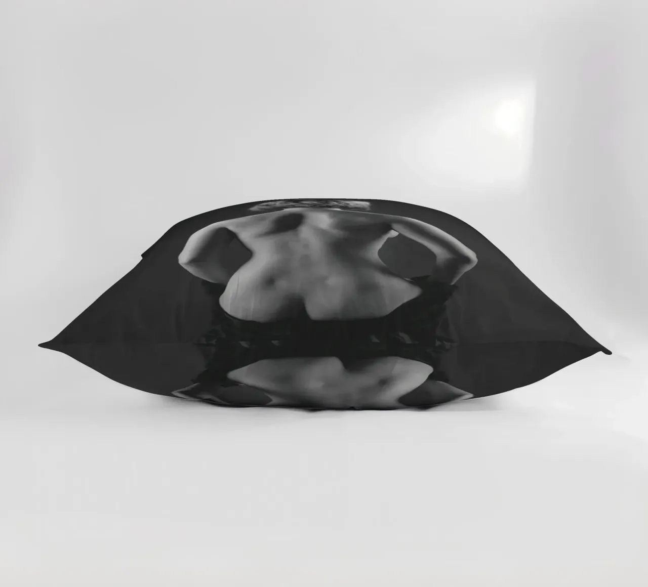 Mina seated cuscino da Dave Hare Photography