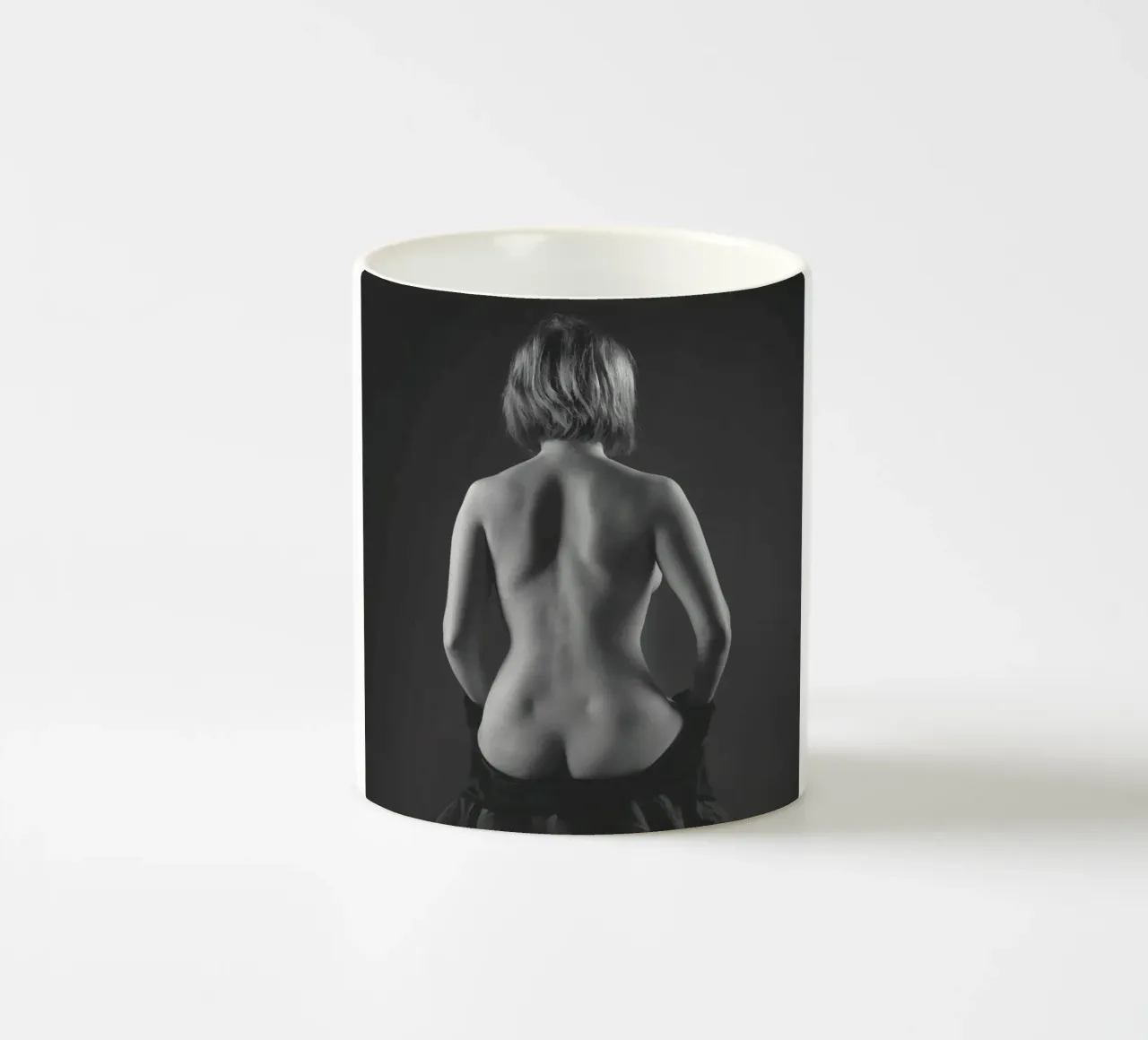 Mina seated tazza in ceramica da Dave Hare Photography