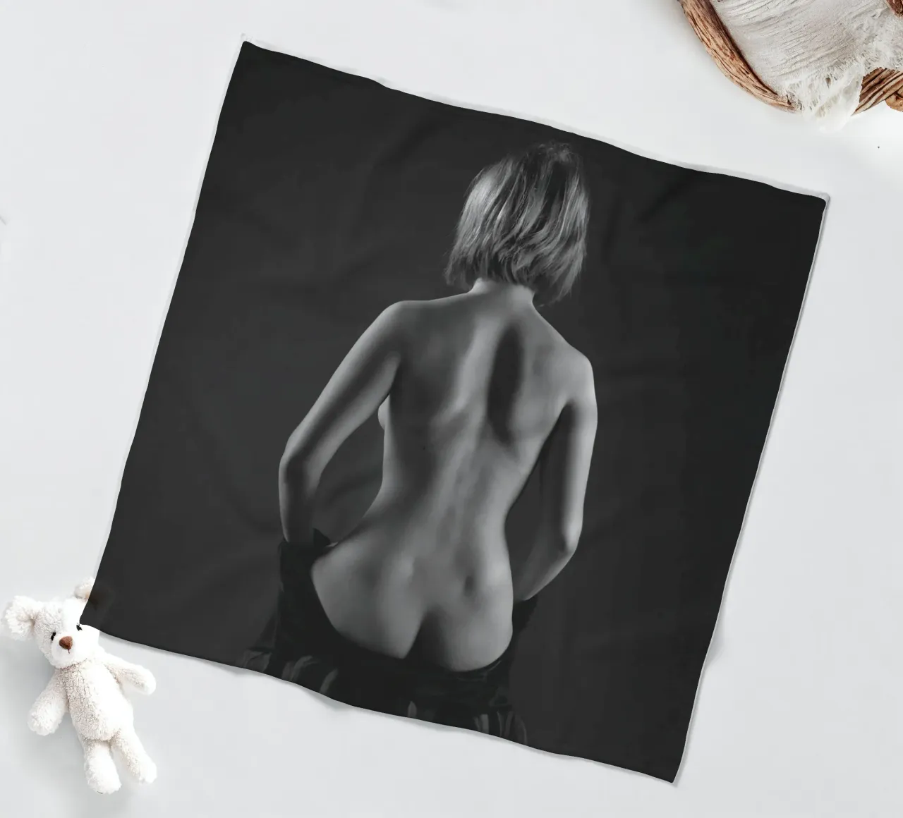 Mina seated coperta in pile da Dave Hare Photography