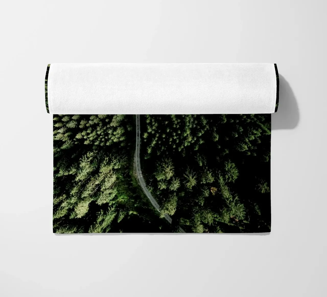 Street Through The Forest - Edition 2 telo mare da Sebastian Hilgetag
