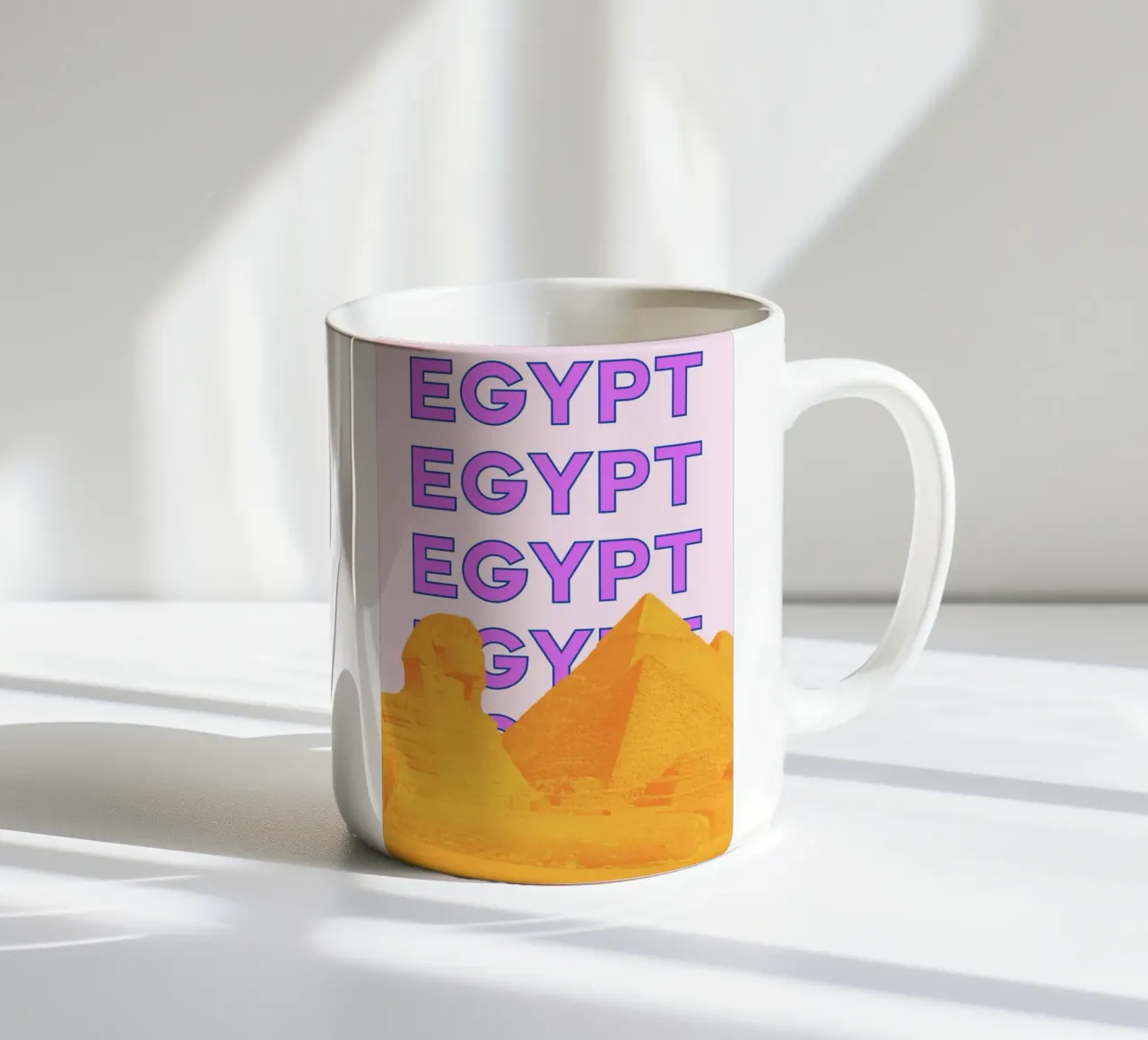 Poster di viaggio Pop Art sull'Egitto - Piramidi e sfingi - Vibrazioni tazza in ceramica da NorwesClub