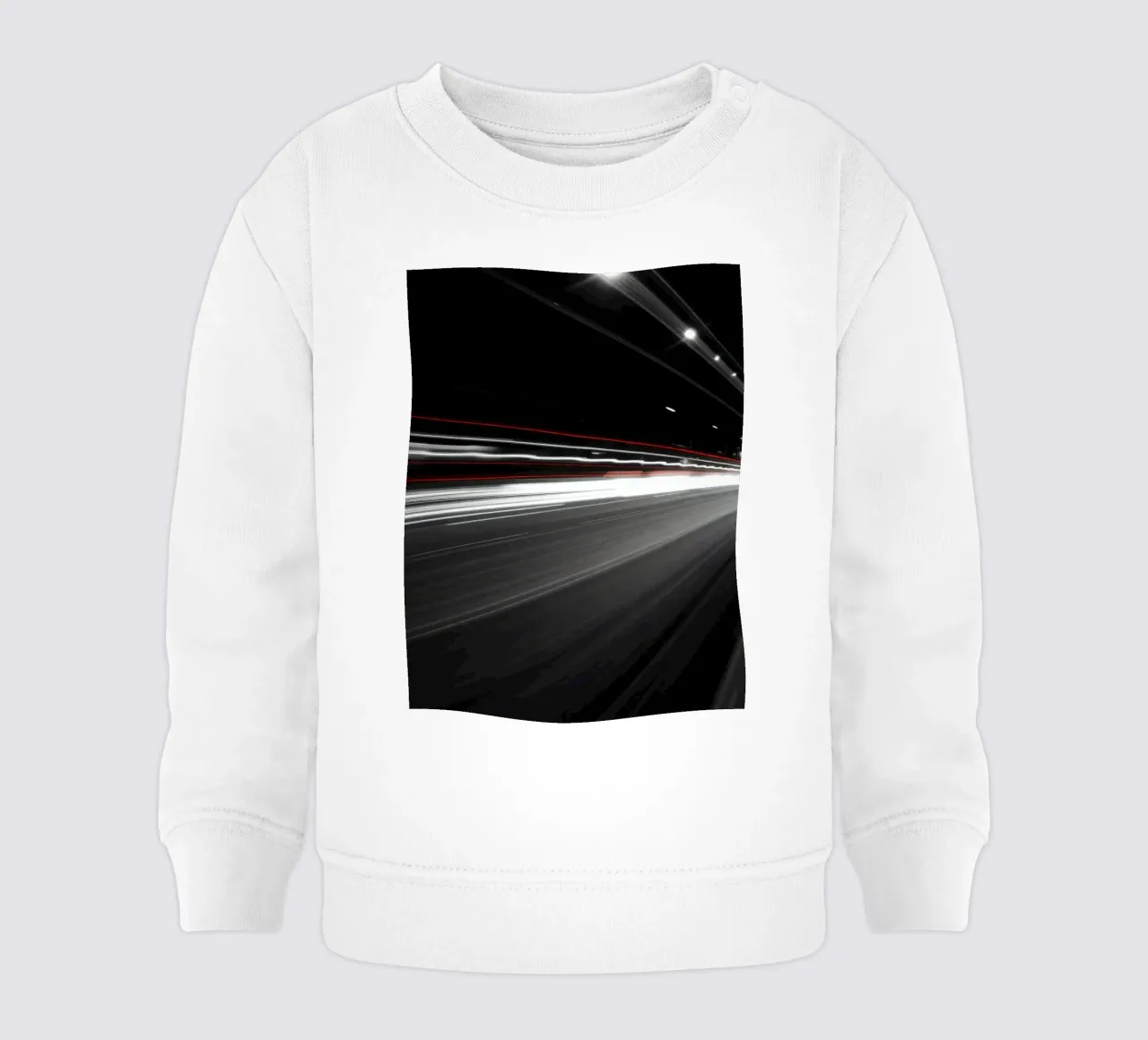 Le luci dinamiche creano strisce su una strada cittadina trafficata felpa neonato da DesignDoodle