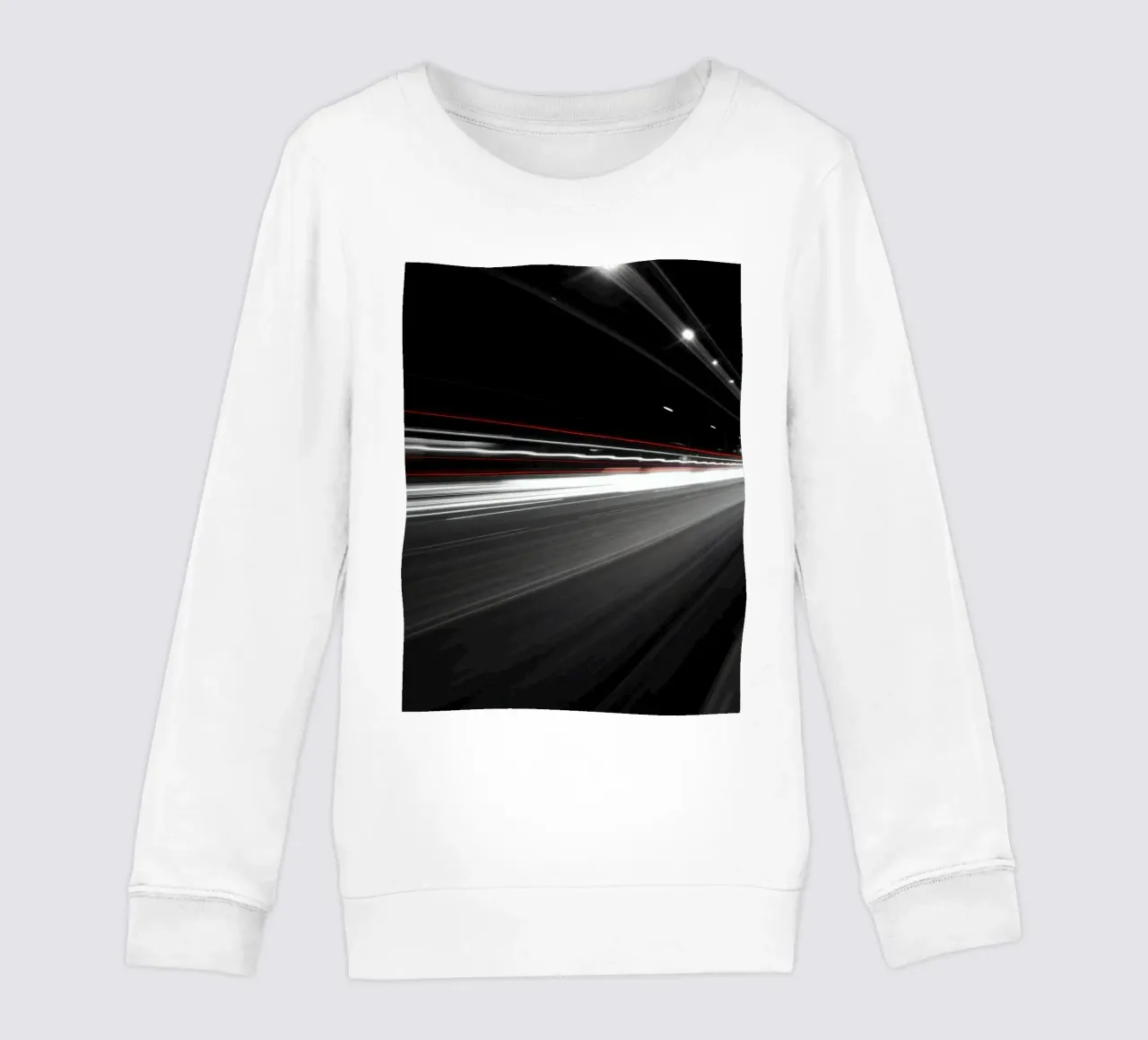 Le luci dinamiche creano strisce su una strada cittadina trafficata felpa bambino da DesignDoodle
