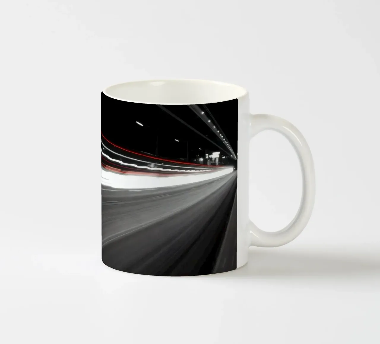 Les feux dynamiques créent des traînées sur une route urbaine très fréquentée mug en céramique de DesignDoodle