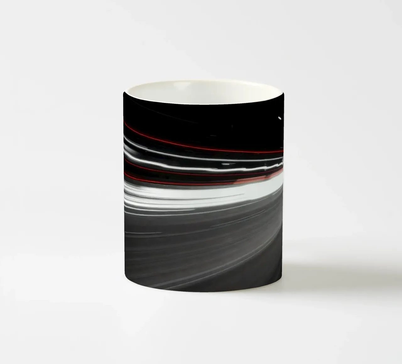 Les feux dynamiques créent des traînées sur une route urbaine très fréquentée mug en céramique de DesignDoodle
