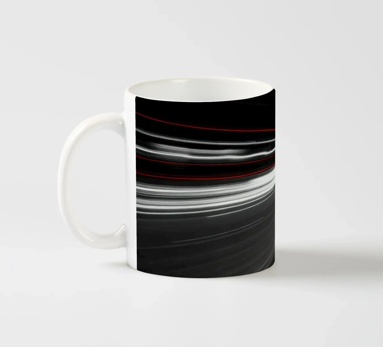 Les feux dynamiques créent des traînées sur une route urbaine très fréquentée mug en céramique de DesignDoodle