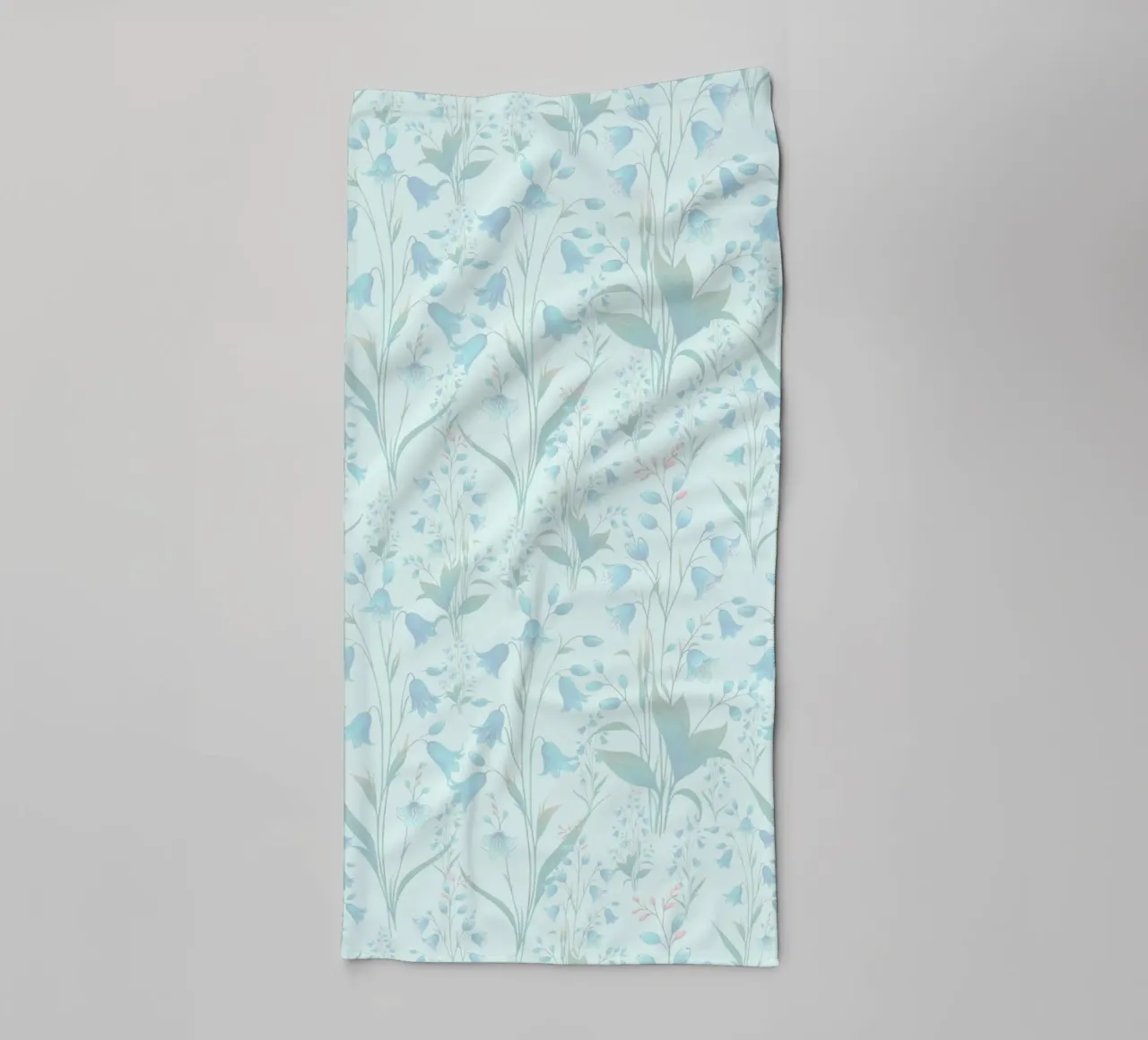 Campanule blu nebbioso asciugamano da bagno da SilverPegasus
