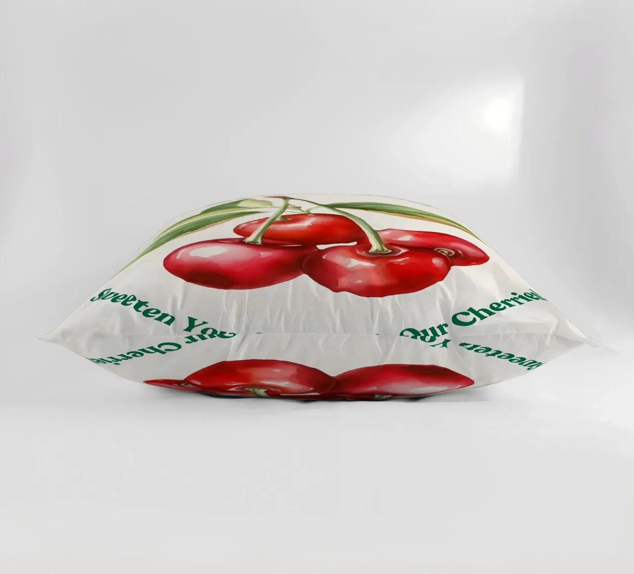 ciliegie frutta foglie steli colore rosso foglie verdi cuscino da Janine P McGuire