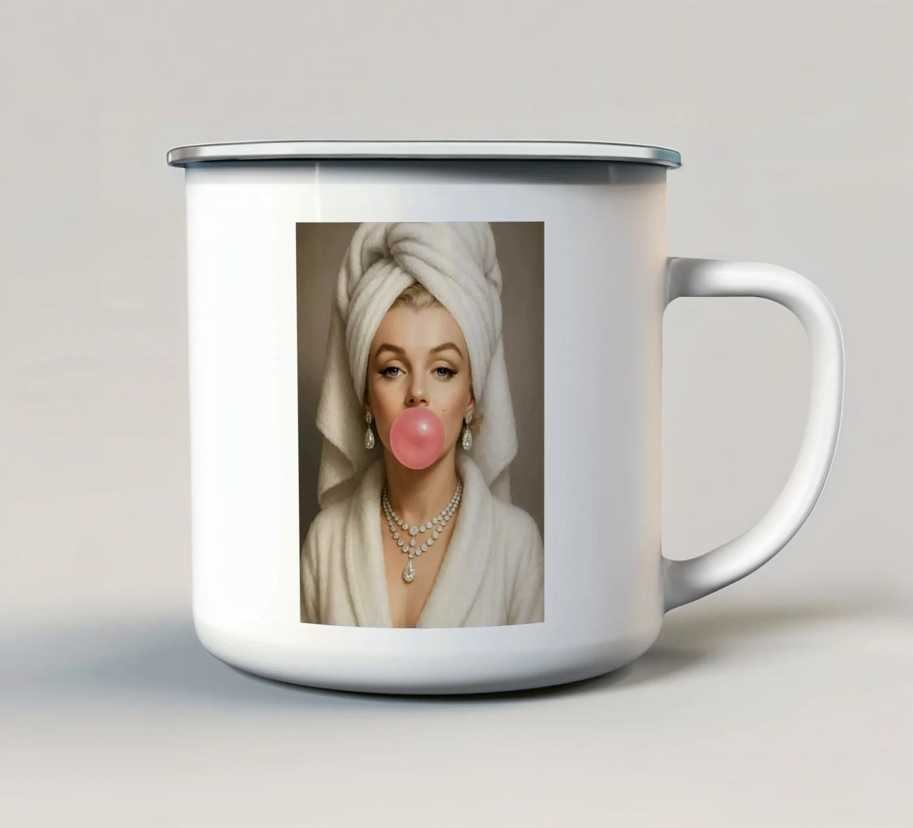 Marilyn Monroe in accappatoio Bubble Gum tazza in smalto da ARTOMATIC
