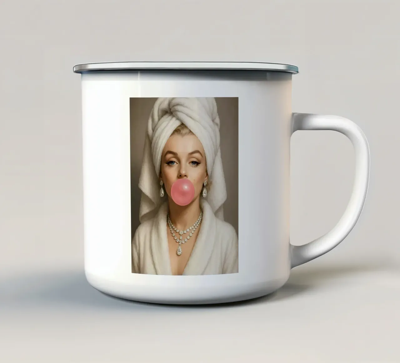 Marilyn Monroe in accappatoio Bubble Gum tazza in smalto da ARTOMATIC