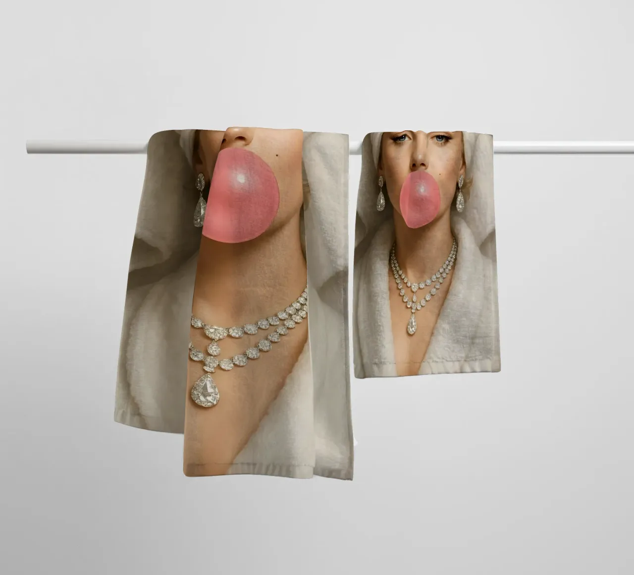 Marilyn Monroe in accappatoio Bubble Gum asciugamano da bagno da ARTOMATIC