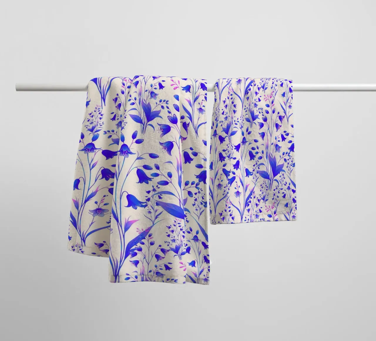 Campanule blu e rosa asciugamano da bagno da SilverPegasus