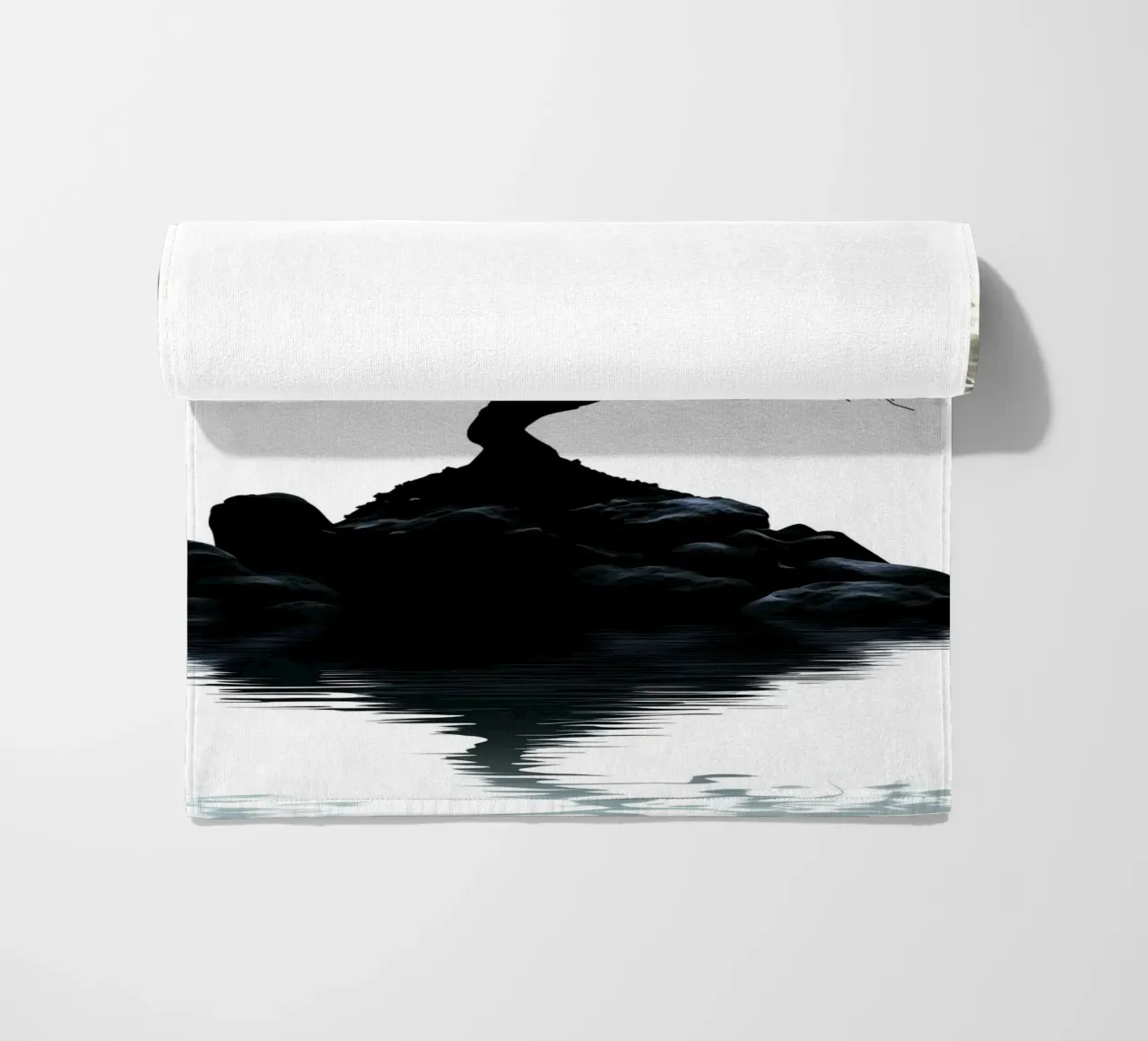 Bonsai di fronte alla luna piena e all'acqua telo mare da pixelbull - medieval art and more