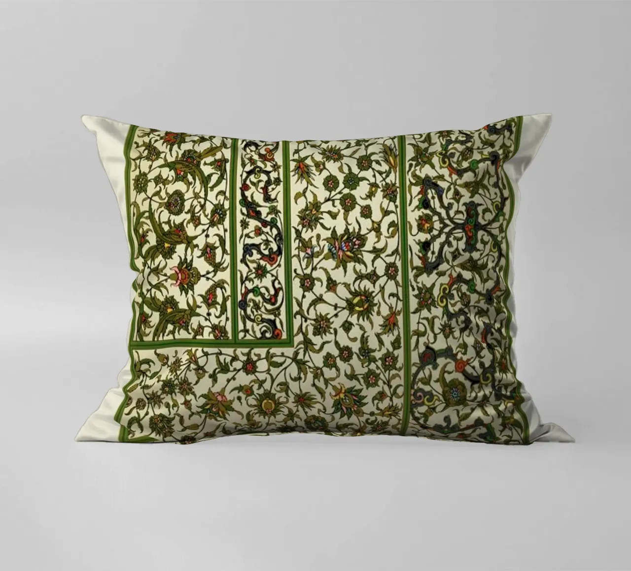 Racinet -  Indo-Persian Ornamental Pattern II cuscino da Vintage by JUNIQE