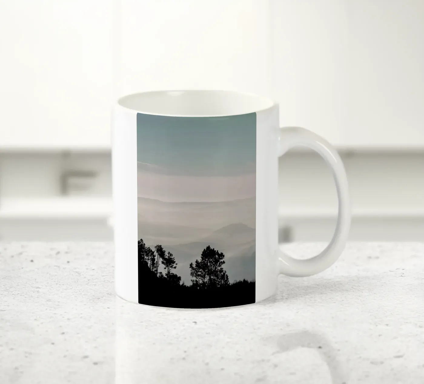 Mountain Range tazza in ceramica da Ingrid Beddoes
