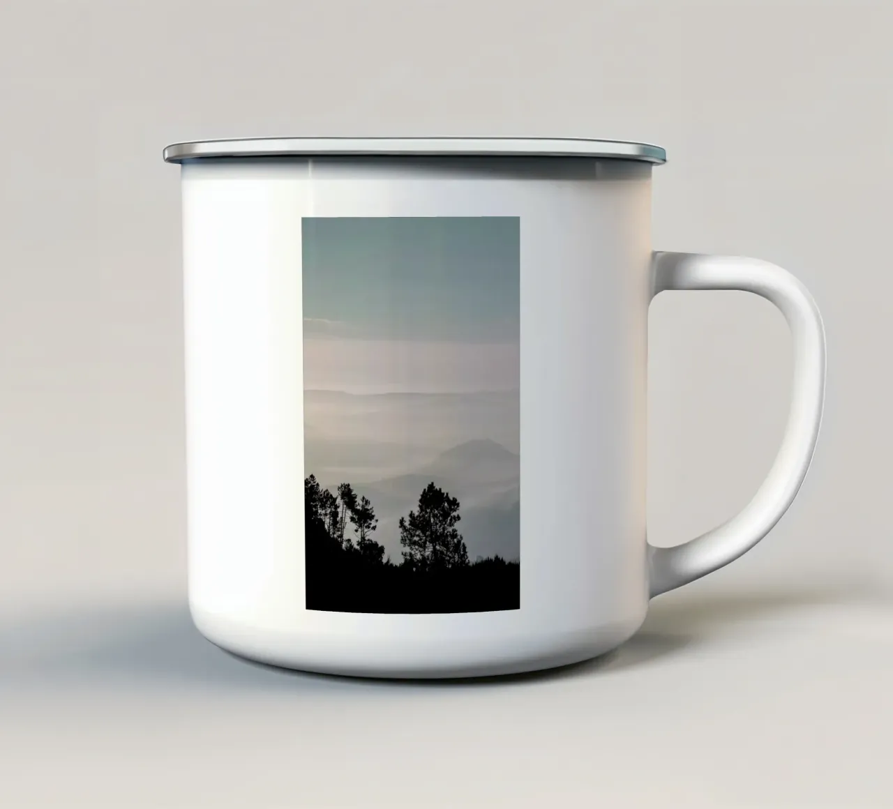 Mountain Range tazza in smalto da Ingrid Beddoes