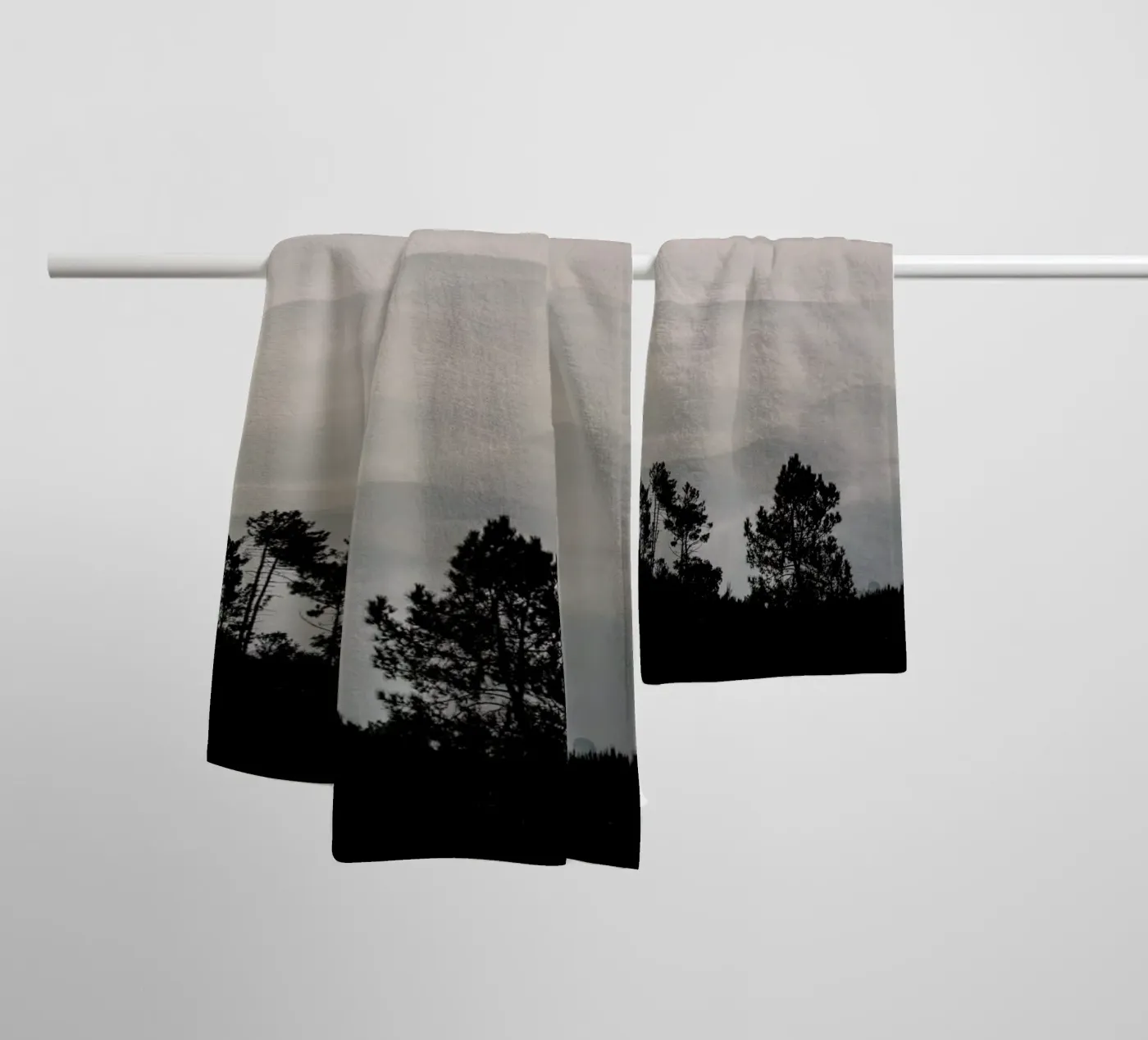 Mountain Range badhanddoek van Ingrid Beddoes