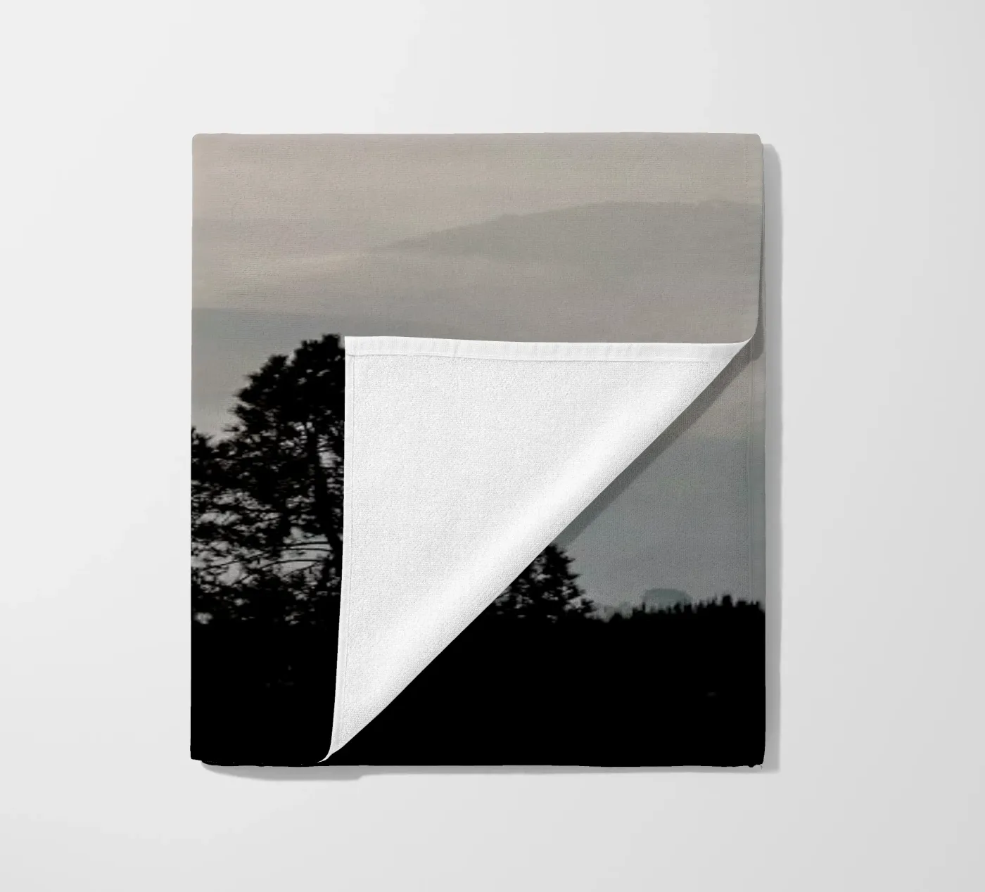 Mountain Range Strandtuch von Ingrid Beddoes