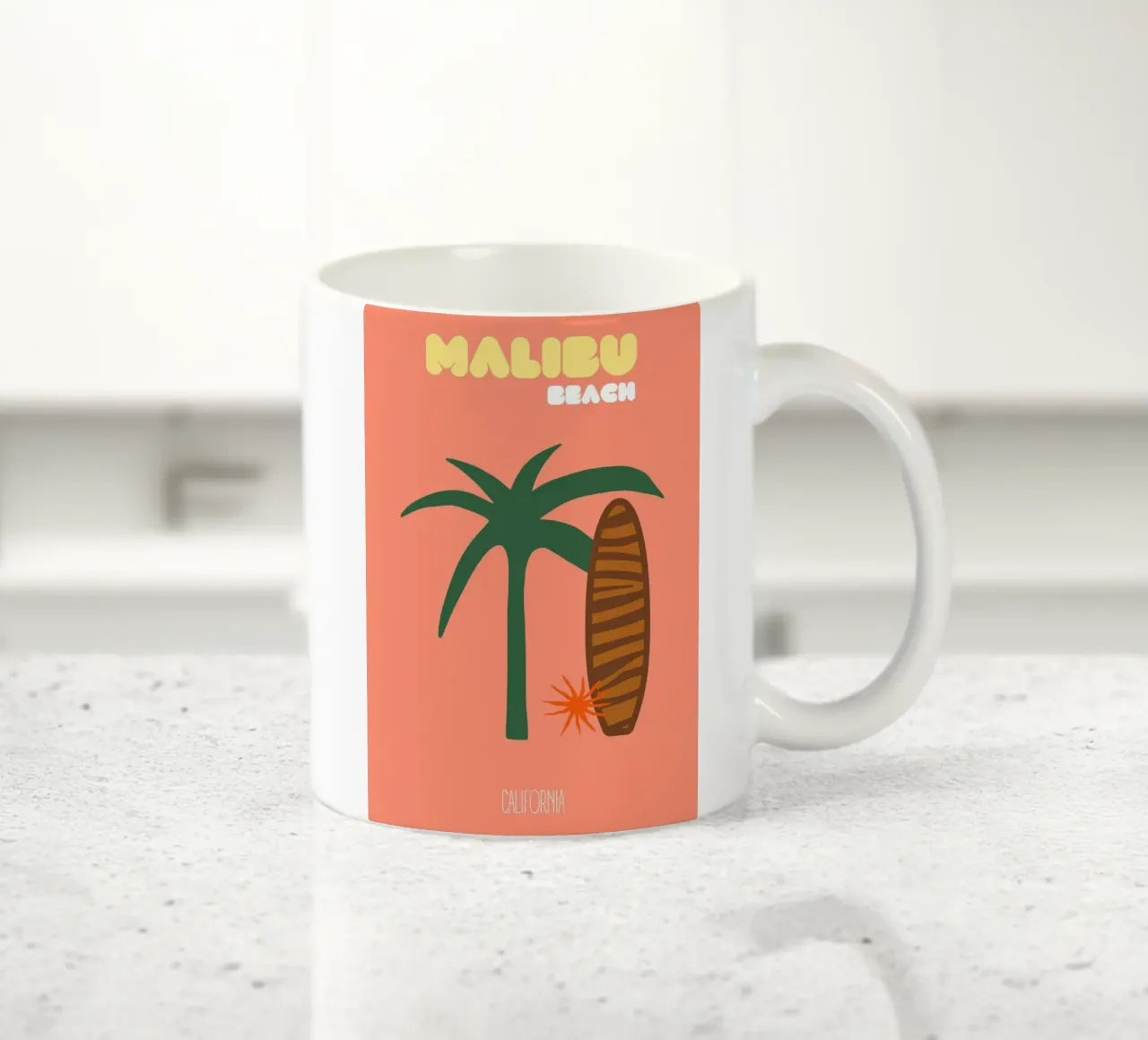 Malibu Beach Vibes - Stampa moderna di metà secolo su surf e palme tazza in ceramica da NorwesClub