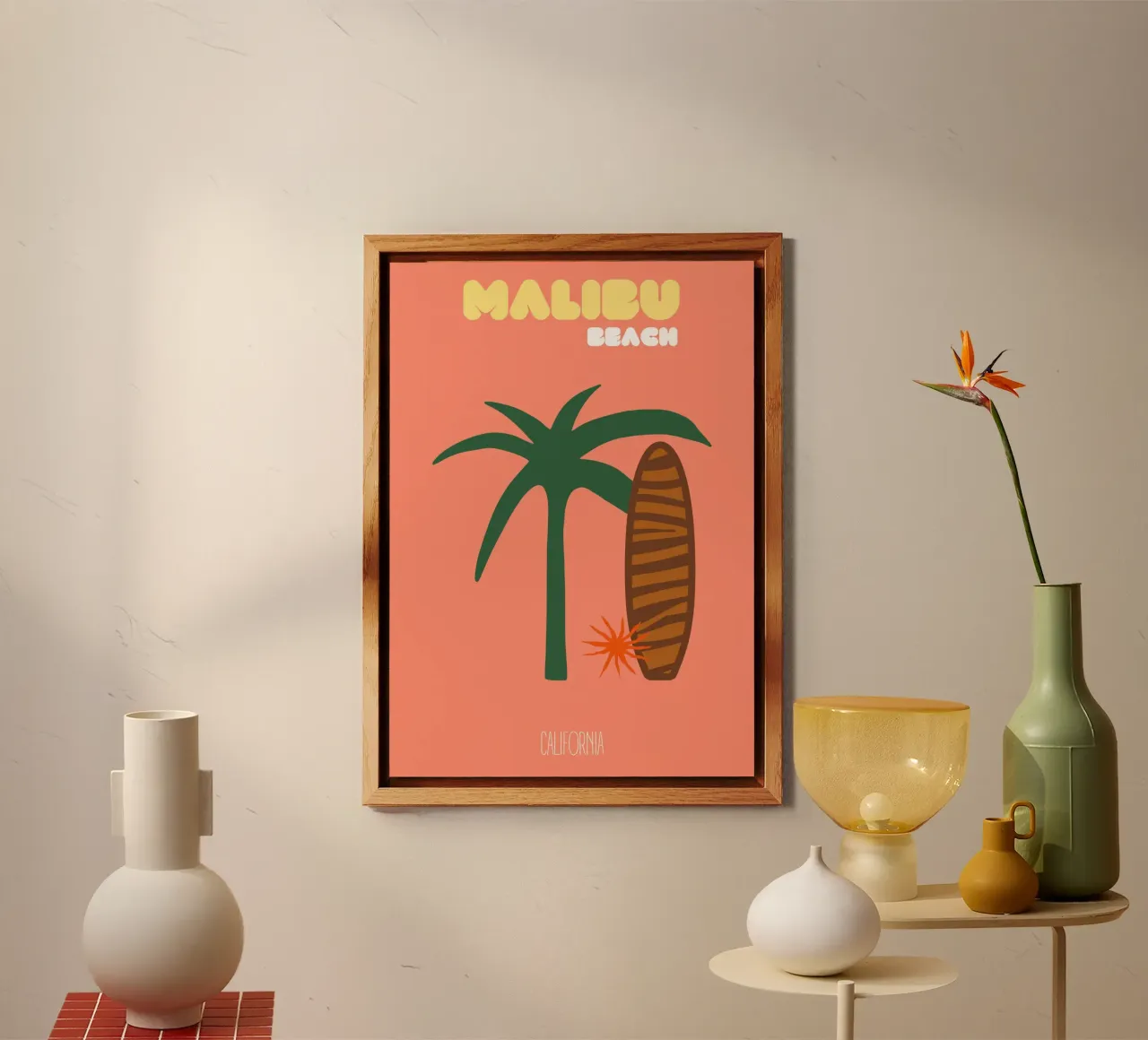 Malibu Beach Vibes - Stampa moderna di metà secolo su surf e palme alluminio dibond da NorwesClub