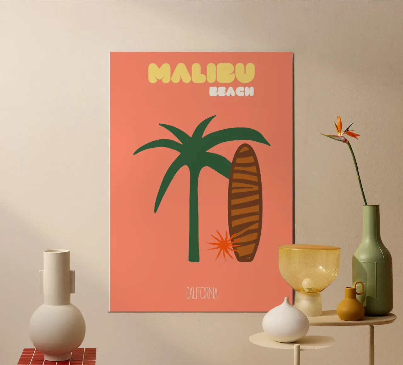 Malibu Beach Vibes - Stampa moderna di metà secolo su surf e palme alluminio dibond da NorwesClub