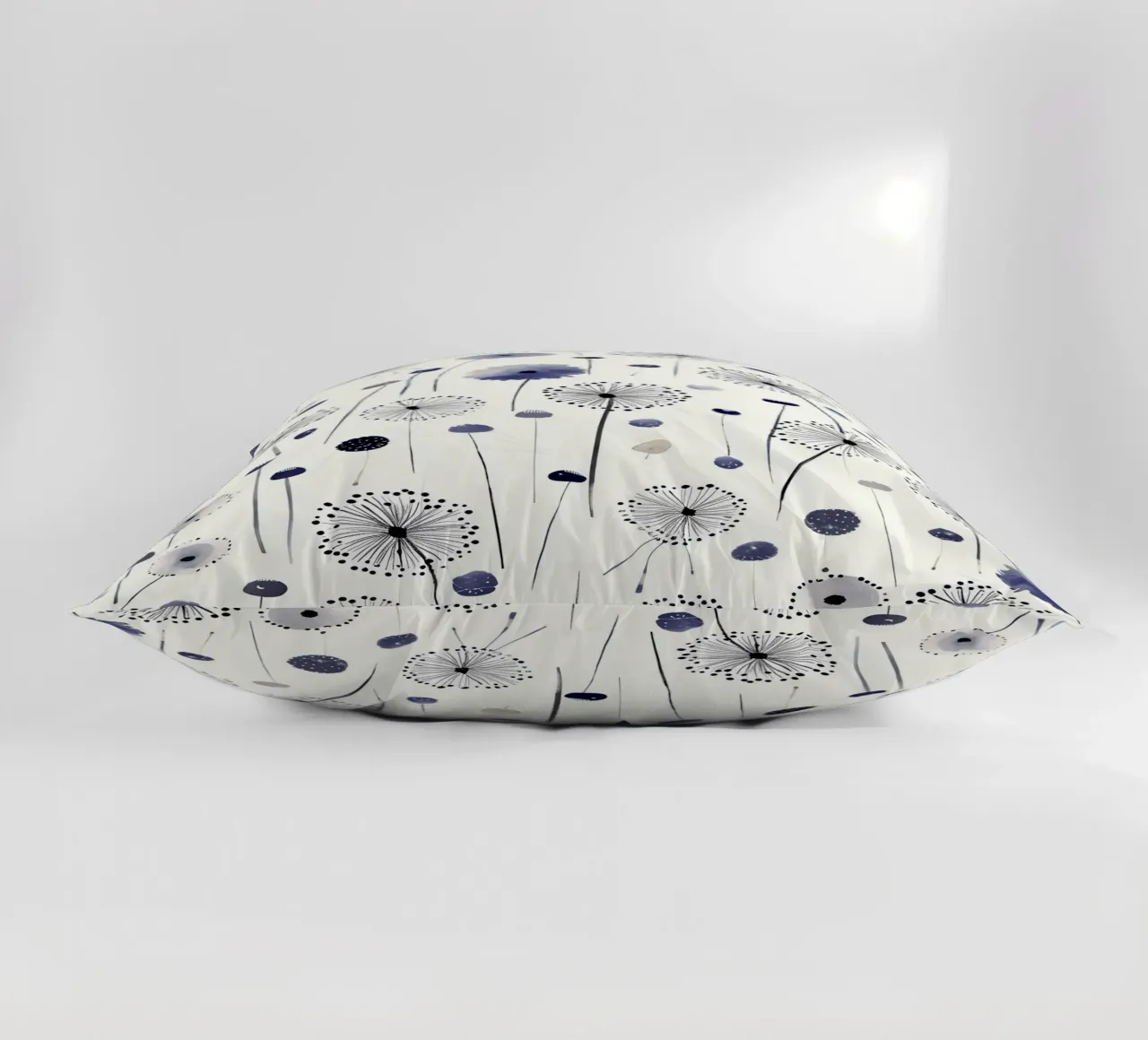 Soffice brezza di denti di leone cuscino da Botanical Pattern House