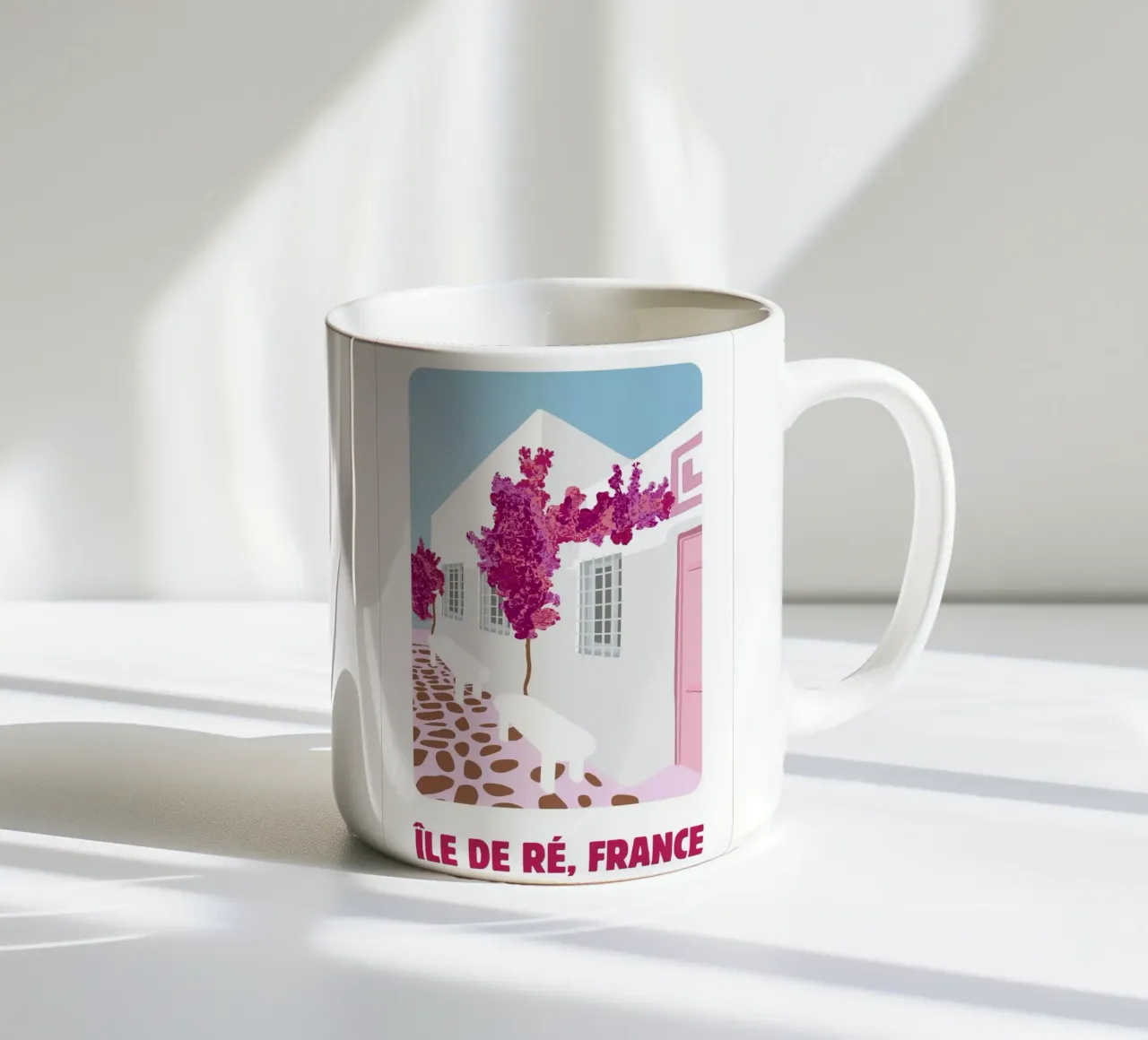 Poster di viaggio dell'Île de Ré - Bougainvillea rosa e case bianche tazza in ceramica da NorwesClub
