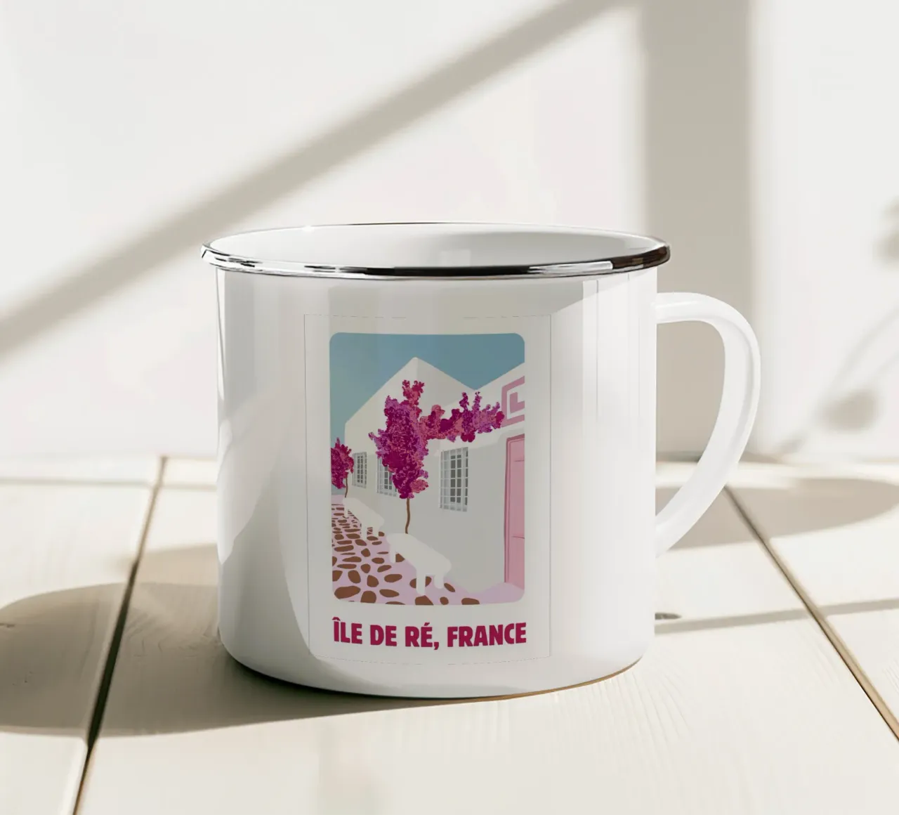 Poster di viaggio dell'Île de Ré - Bougainvillea rosa e case bianche tazza in smalto da NorwesClub