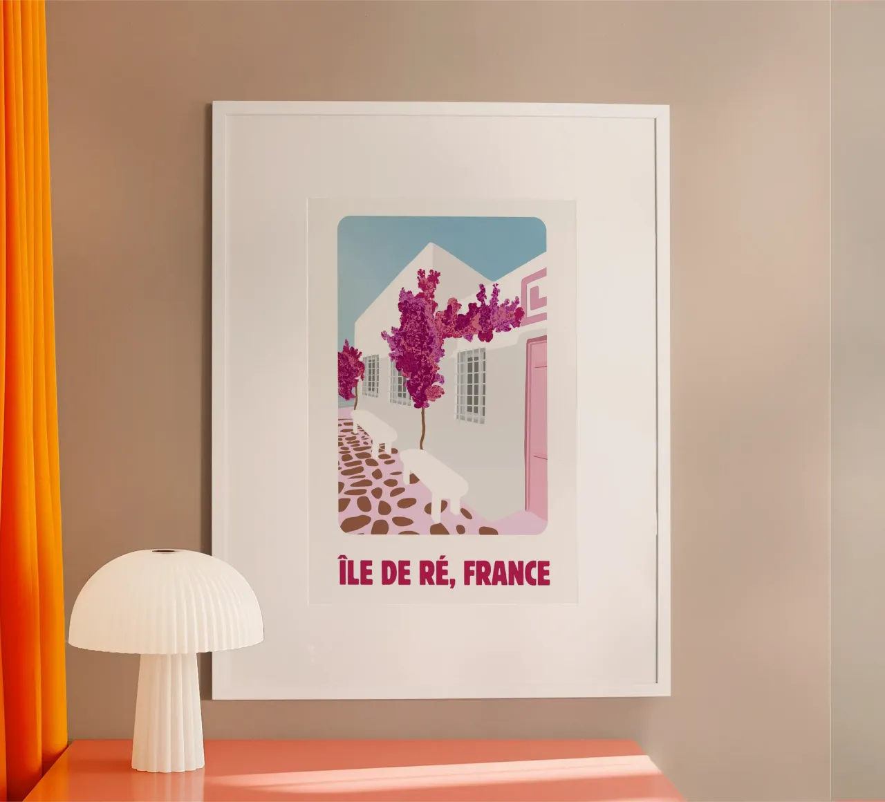 Poster di viaggio dell'Île de Ré - Bougainvillea rosa e case bianche carta hahnemühle da NorwesClub