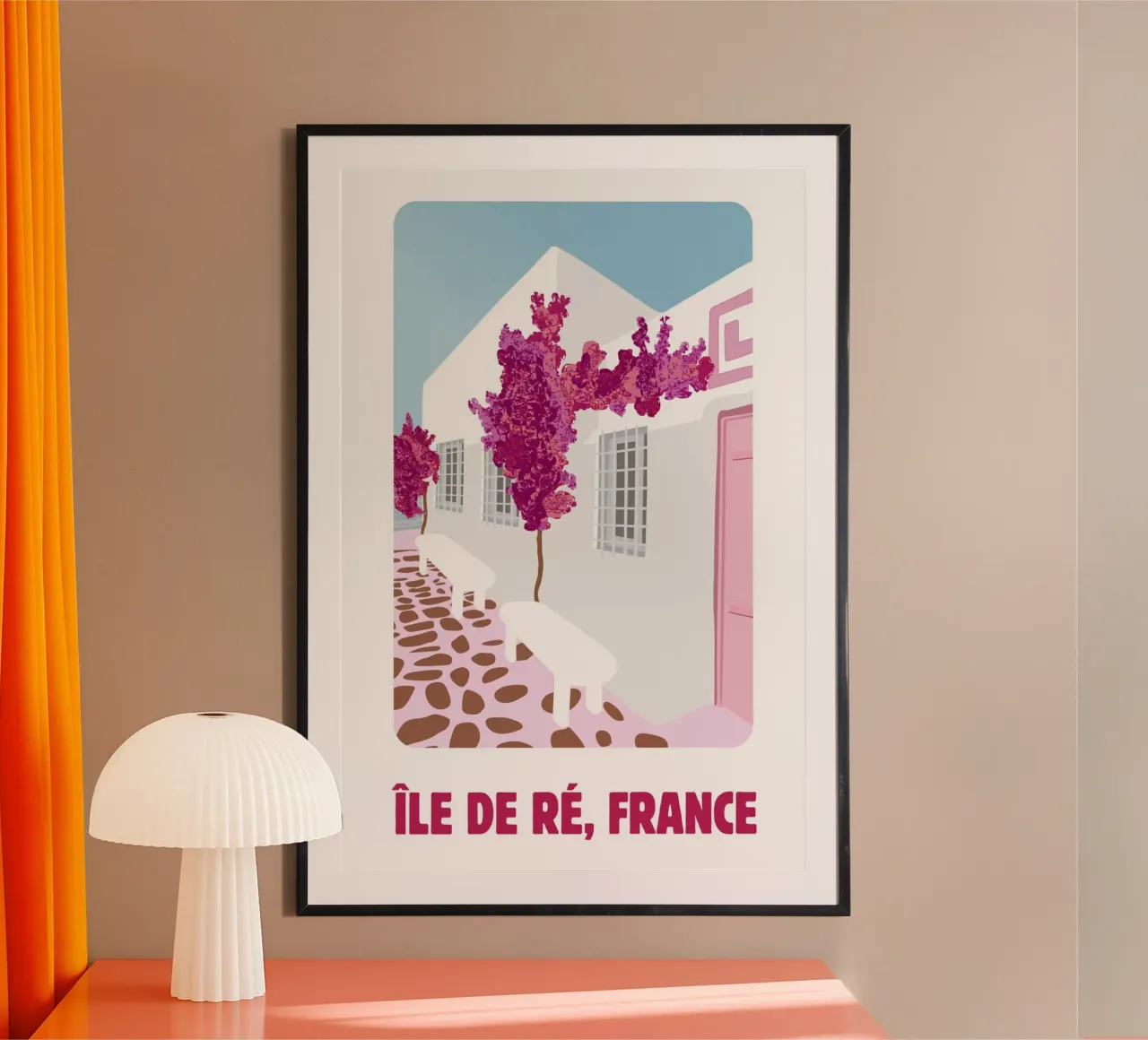 Poster di viaggio dell'Île de Ré - Bougainvillea rosa e case bianche carta hahnemühle da NorwesClub
