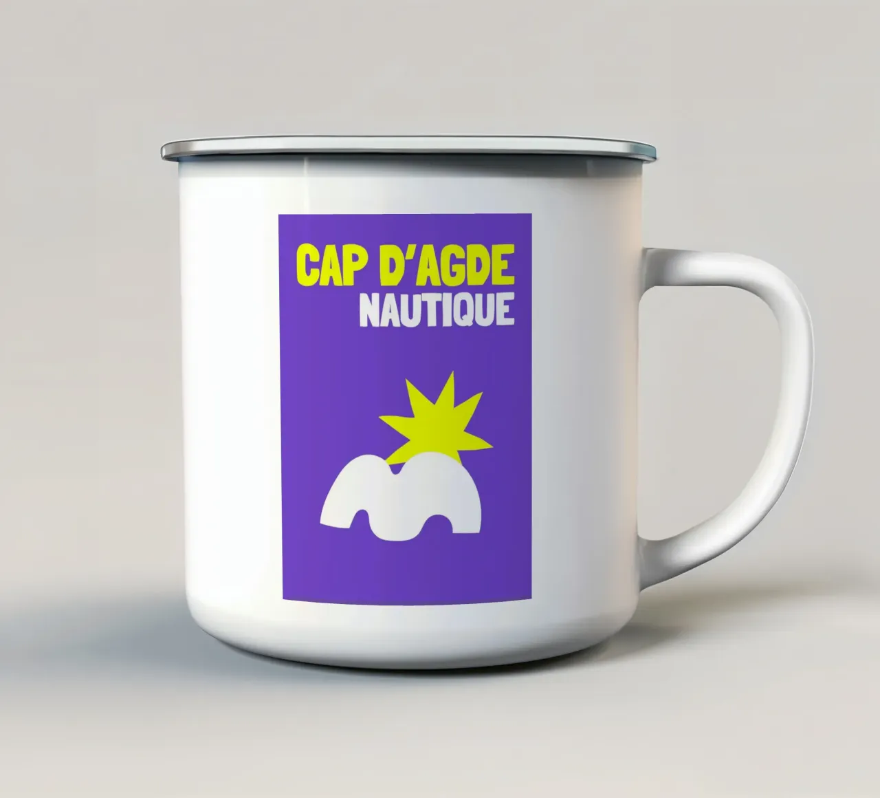 Agde Nautical Vibes: Poster pop art costiero minimalista tazza in smalto da NorwesClub