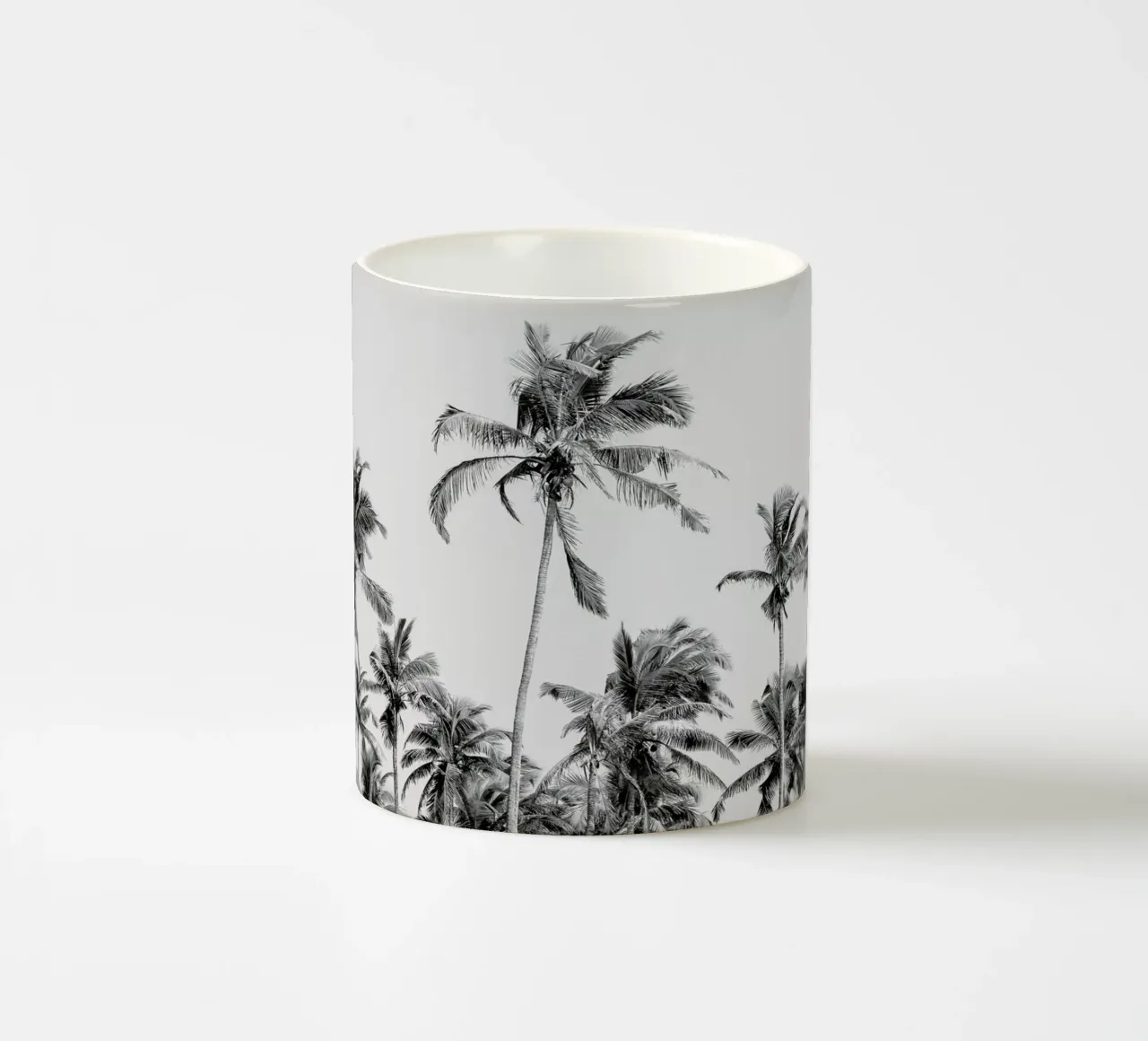 Palm Trees On The Beach 3 tazza in ceramica da Victoria Frost