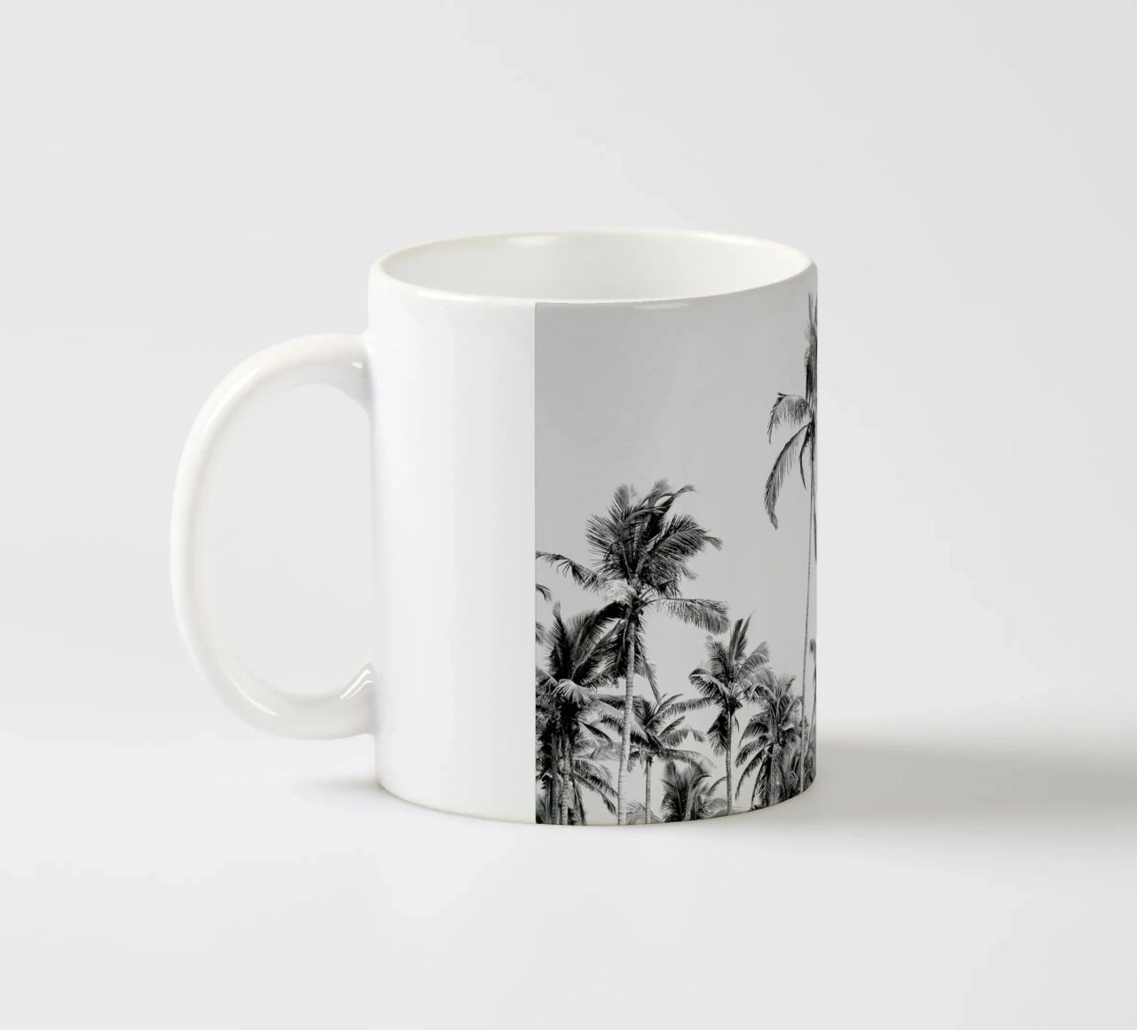 Palm Trees On The Beach 3 tazza in ceramica da Victoria Frost
