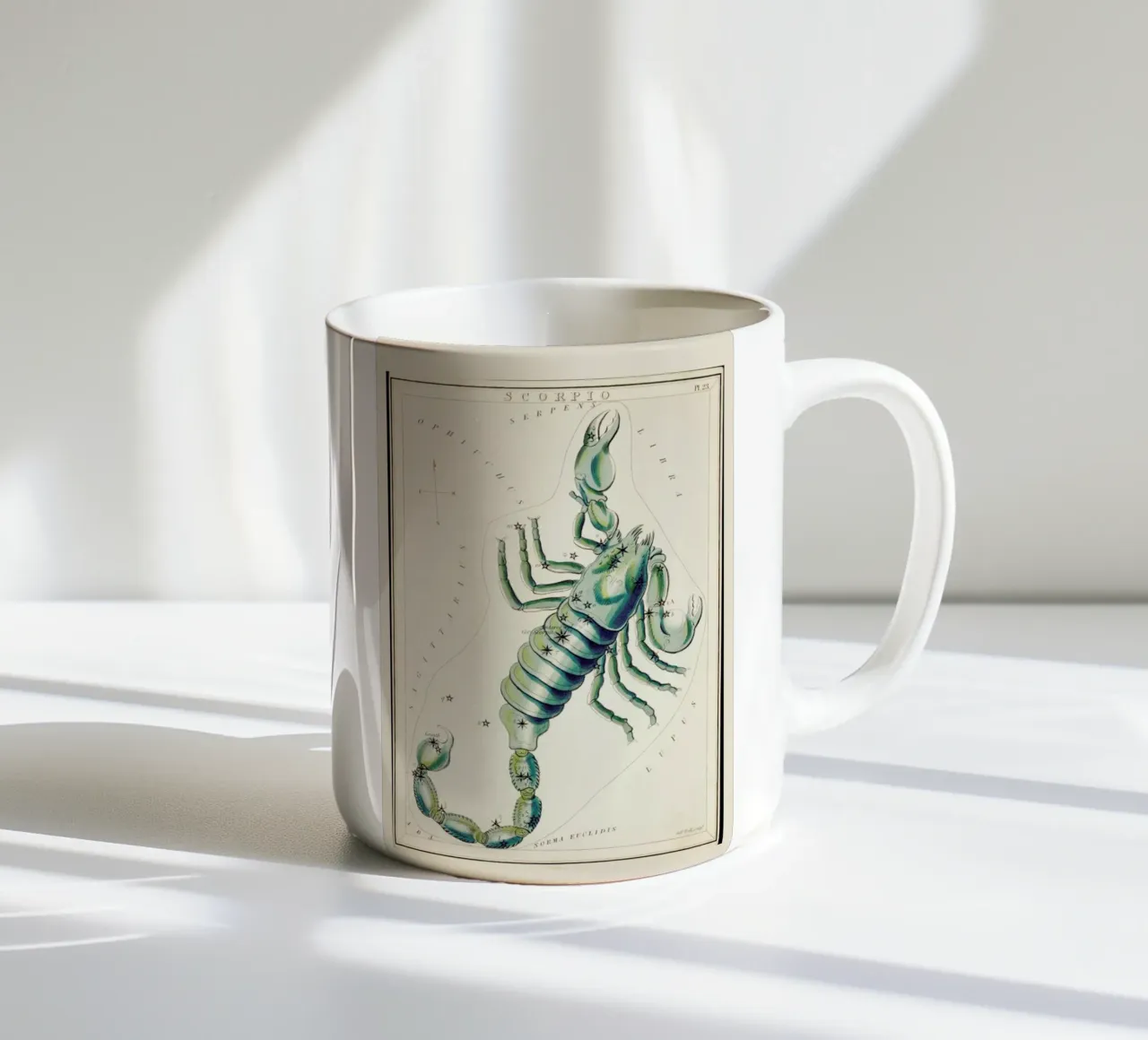 Scorpio tazza in ceramica da Vintage by JUNIQE
