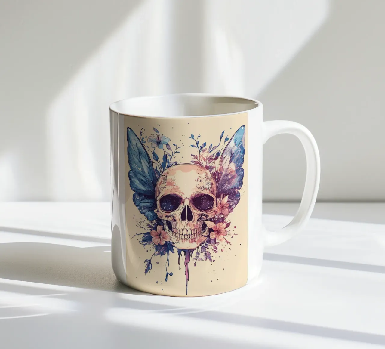 Teschio con ali di farfalla e fiori tazza in ceramica da pixelbull - medieval art and more