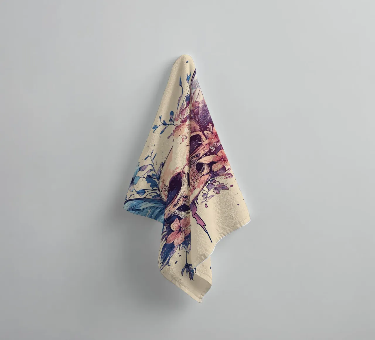 Teschio con ali di farfalla e fiori asciugamano da bagno da pixelbull - medieval art and more
