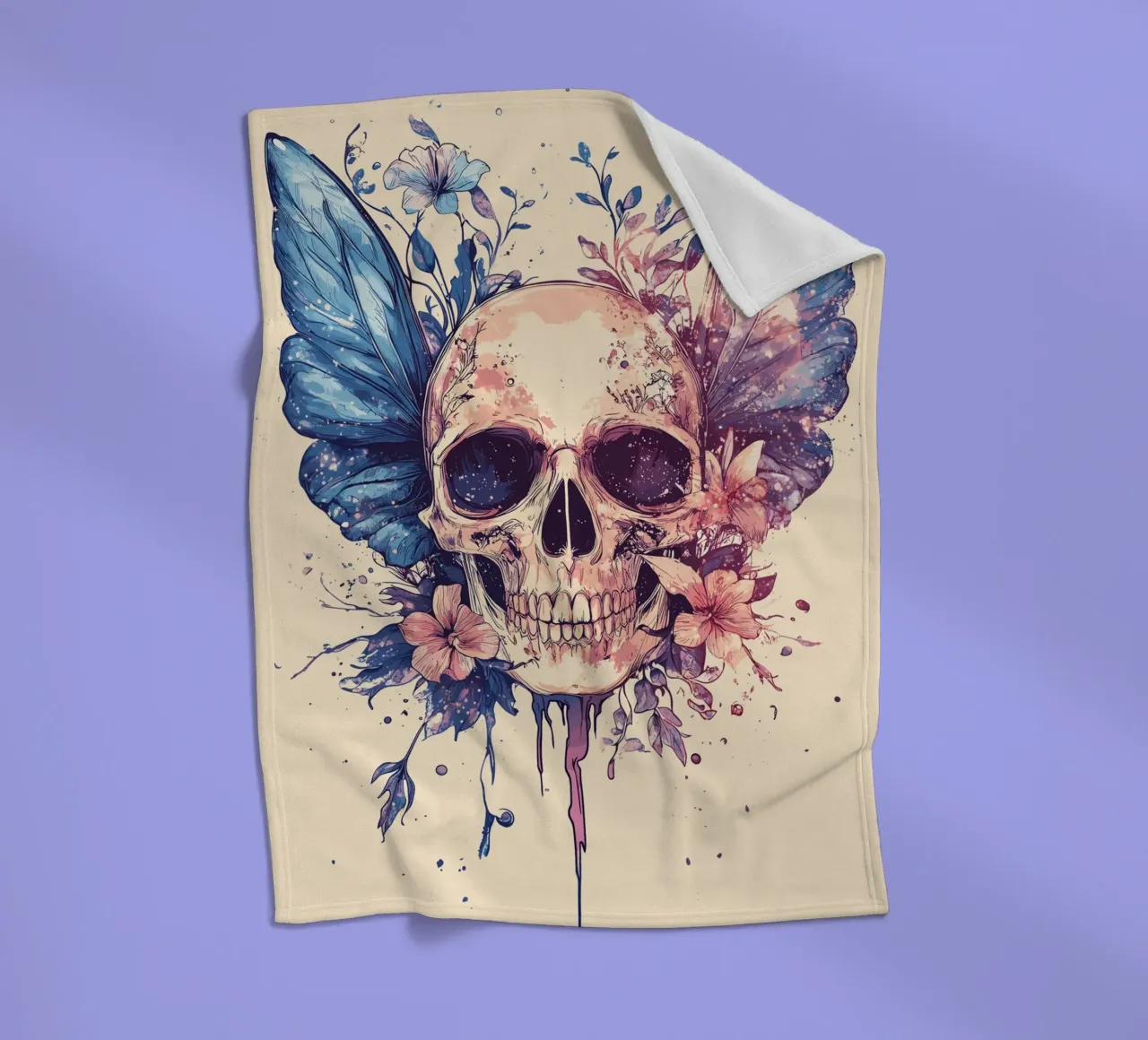 Teschio con ali di farfalla e fiori coperta in pile da pixelbull - medieval art and more