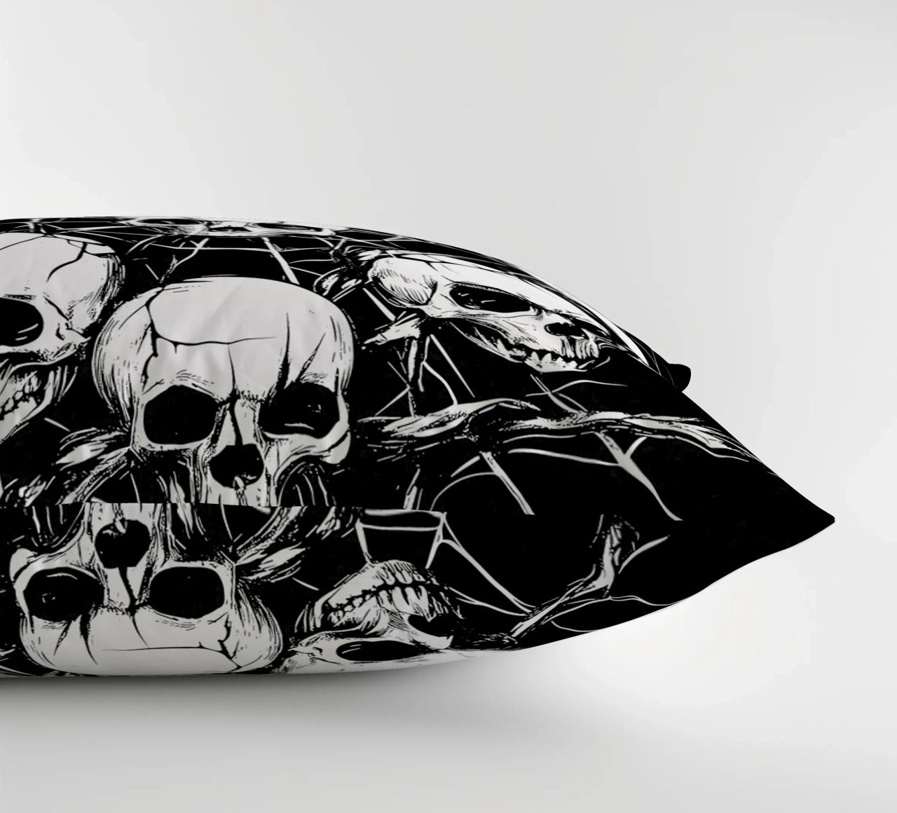 Cranio con ragnatela e spine cuscino da pixelbull - medieval art and more