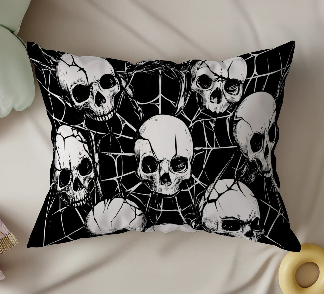 Cranio con ragnatela e spine cuscino da pixelbull - medieval art and more
