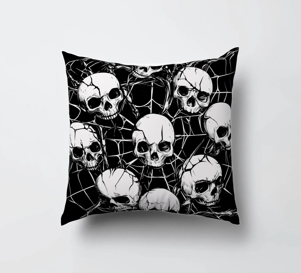 Cranio con ragnatela e spine cuscino da pixelbull - medieval art and more