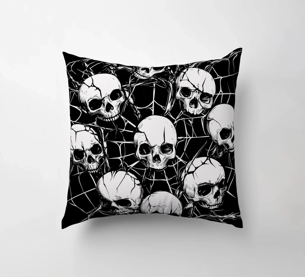 Cranio con ragnatela e spine cuscino da pixelbull - medieval art and more