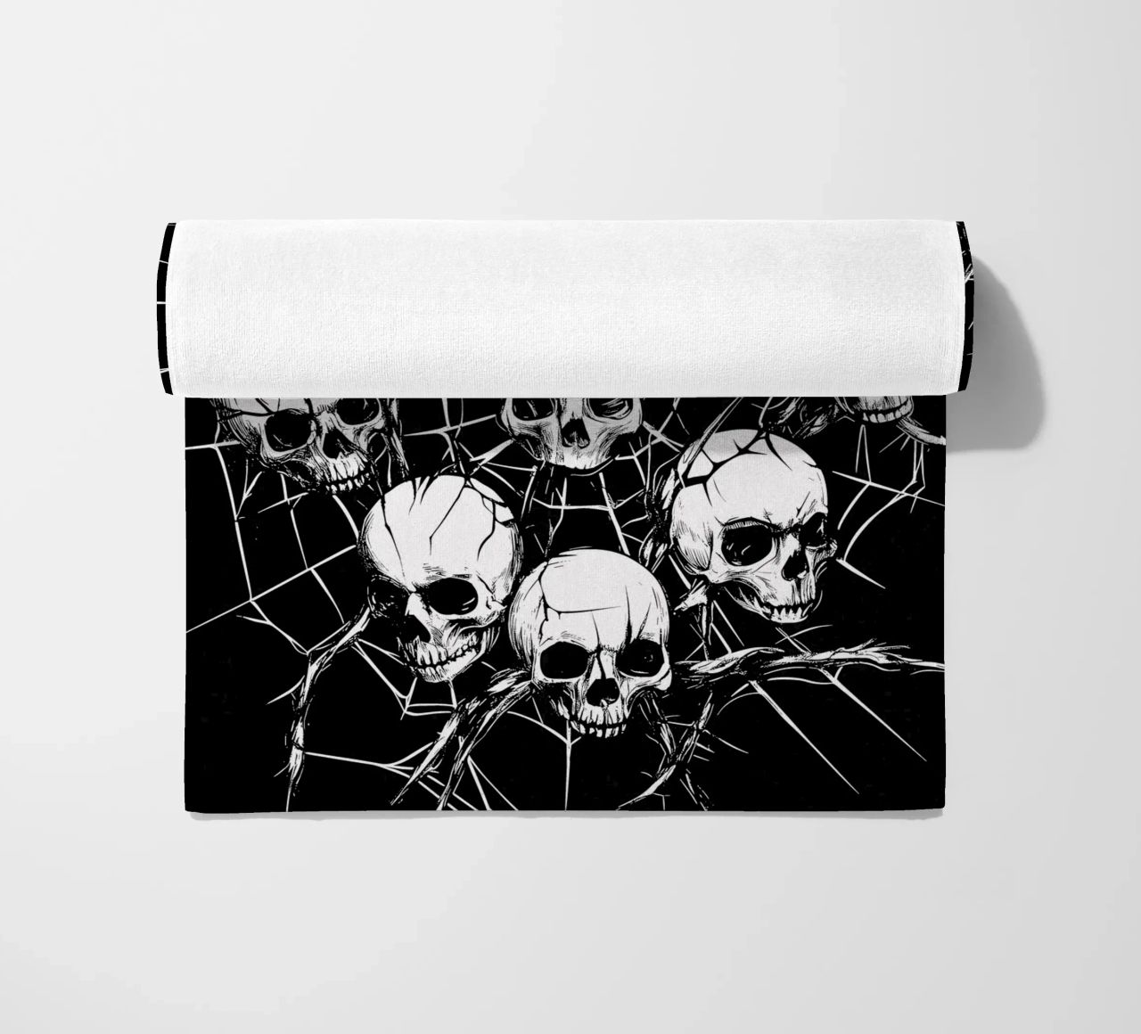 Cranio con ragnatela e spine telo mare da pixelbull - medieval art and more